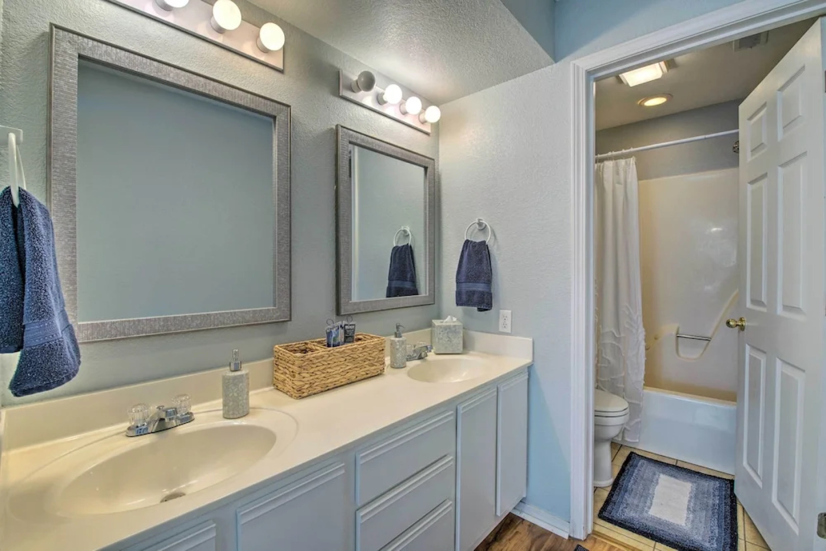 Bright Ozarks Condo w/ Balcony & Lake Views!