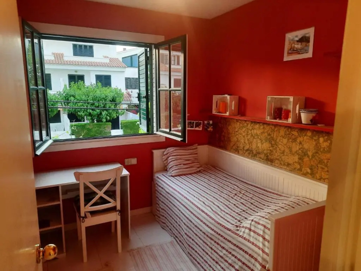 Cosy house with garden infront of the sea