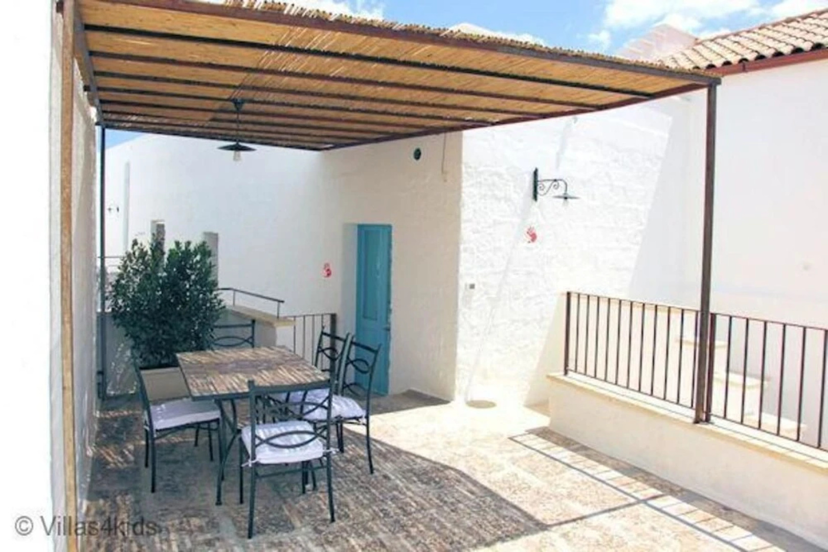 The Courtyard - Rosa