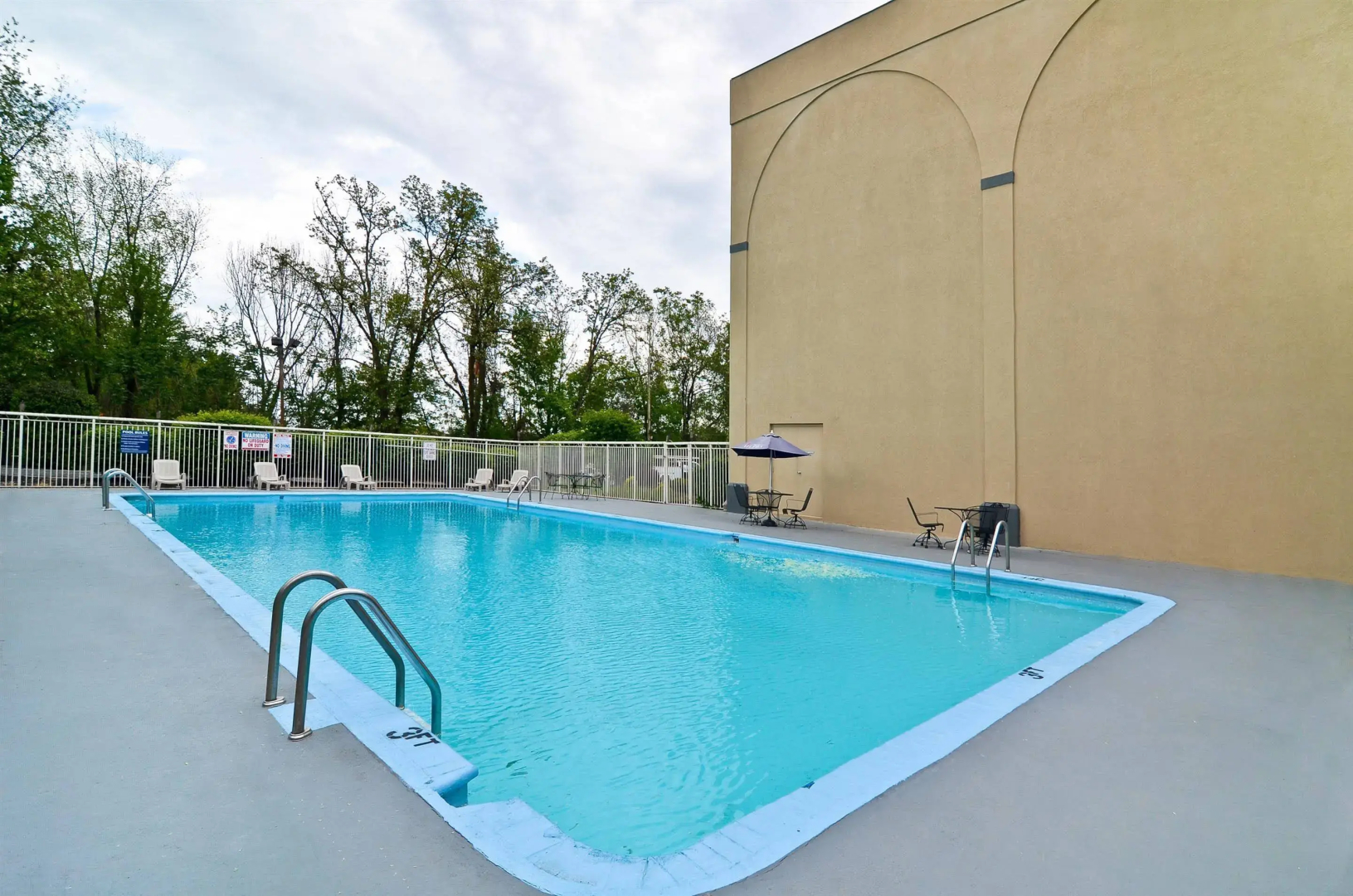 Days Inn & Suites by Wyndham Johnson City