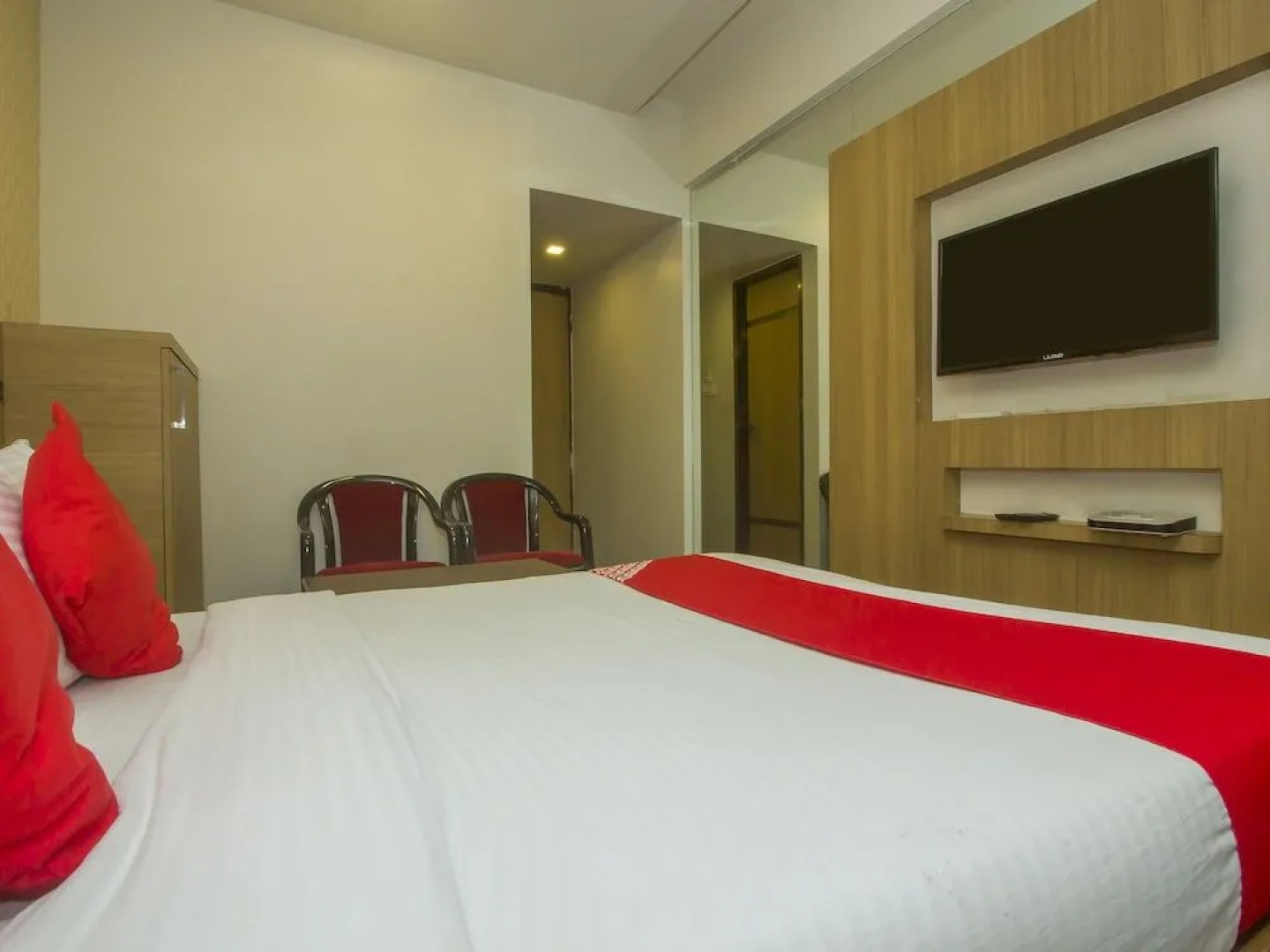 OYO 18748 Hotel Metro Palace