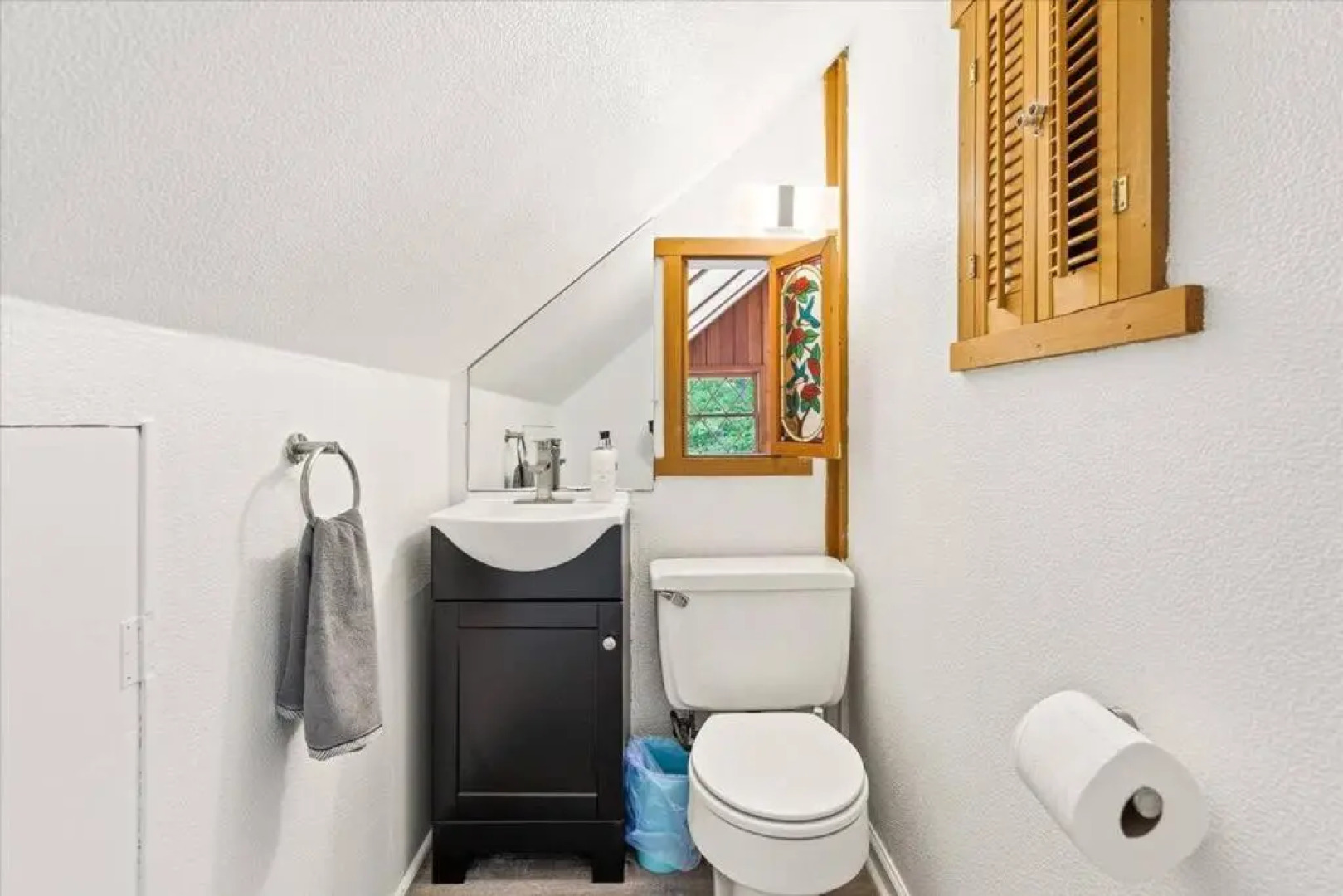 The Gingerbread House: 4 BR chalet, w/ Sunroom/Deck, sleeps 12, modern amenities