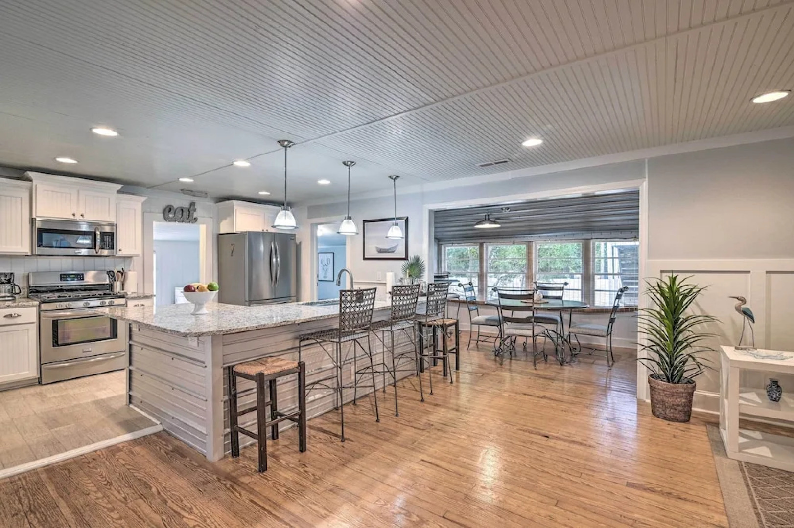 Bright & Sunny Home ~ 14 Mi to Myrtle Beach!