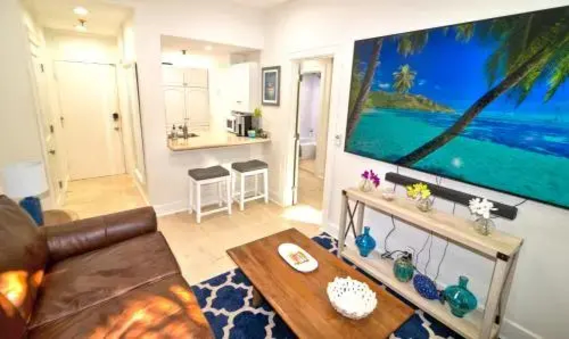 Tropical Beach Condo - Pool, Parking, 86" TV, WiFi