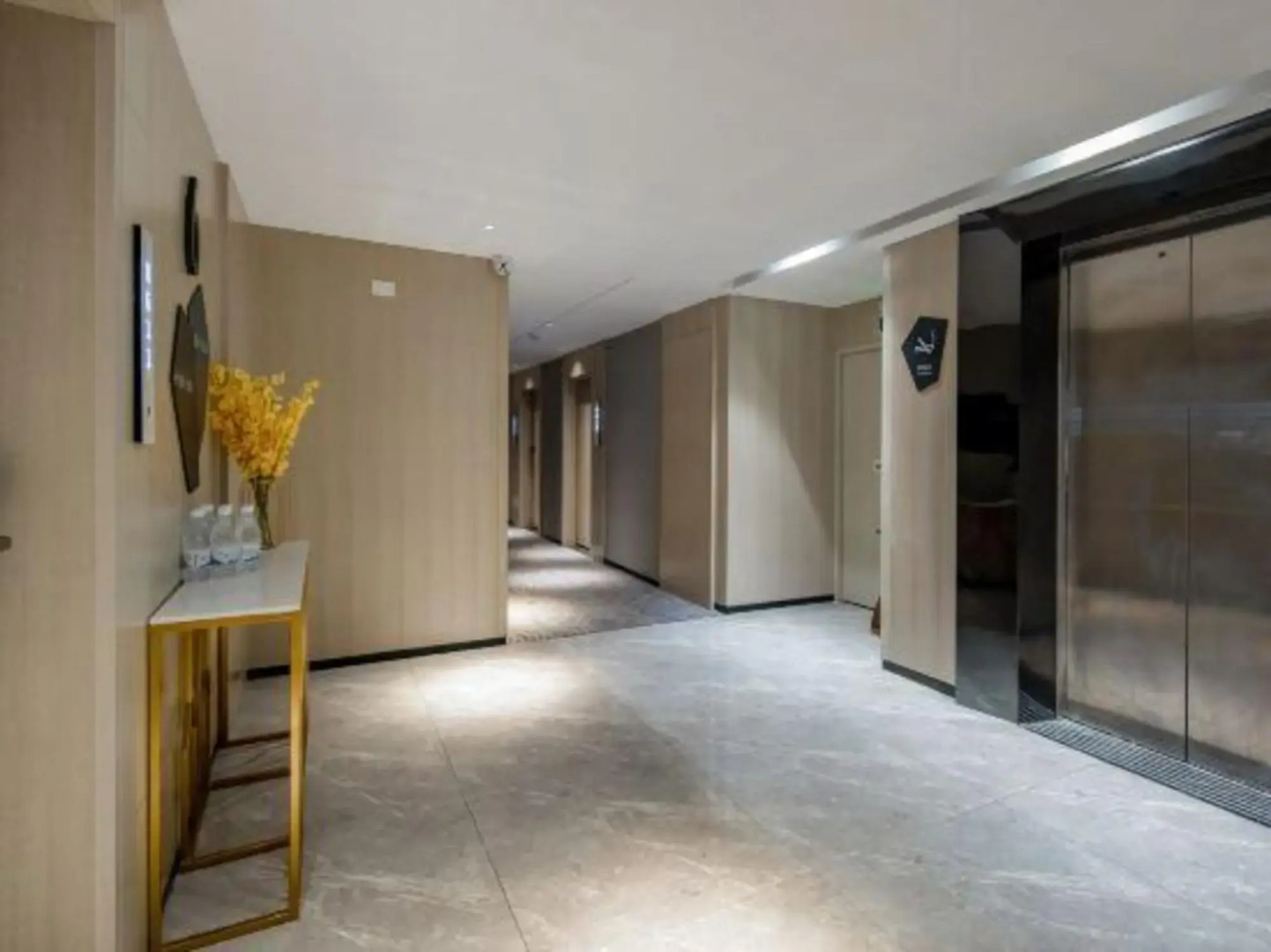 Echarm Hotel (Hezhou Lingfeng Square)