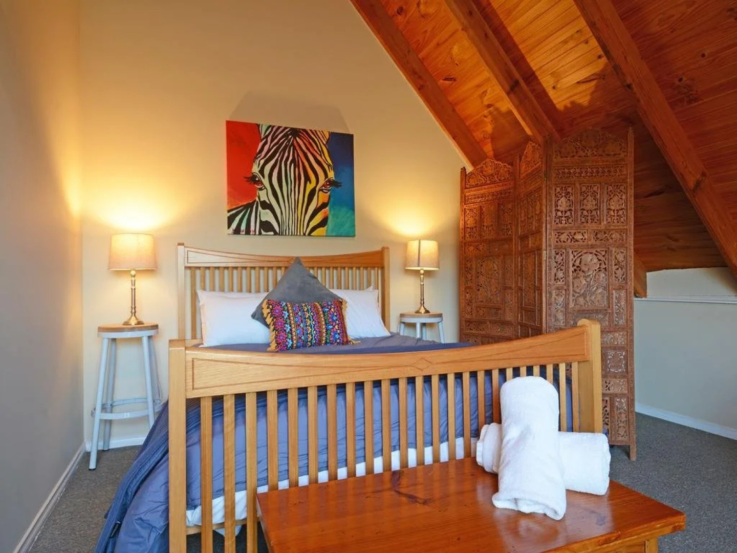 Silver Springs 6br Luxury Homestead with Wifi, Pool. Fireplace, Views, Olives and Space