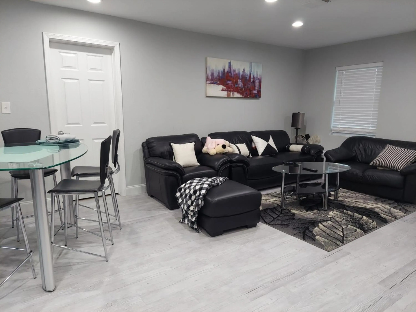 Nice house between two beaches.