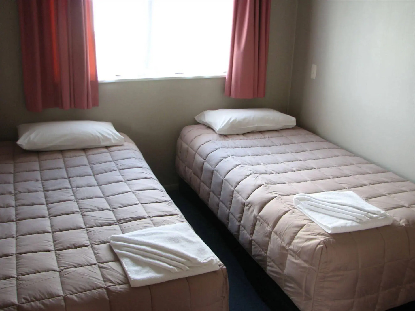 Cobblestone Court Motel – Wenzel Motels