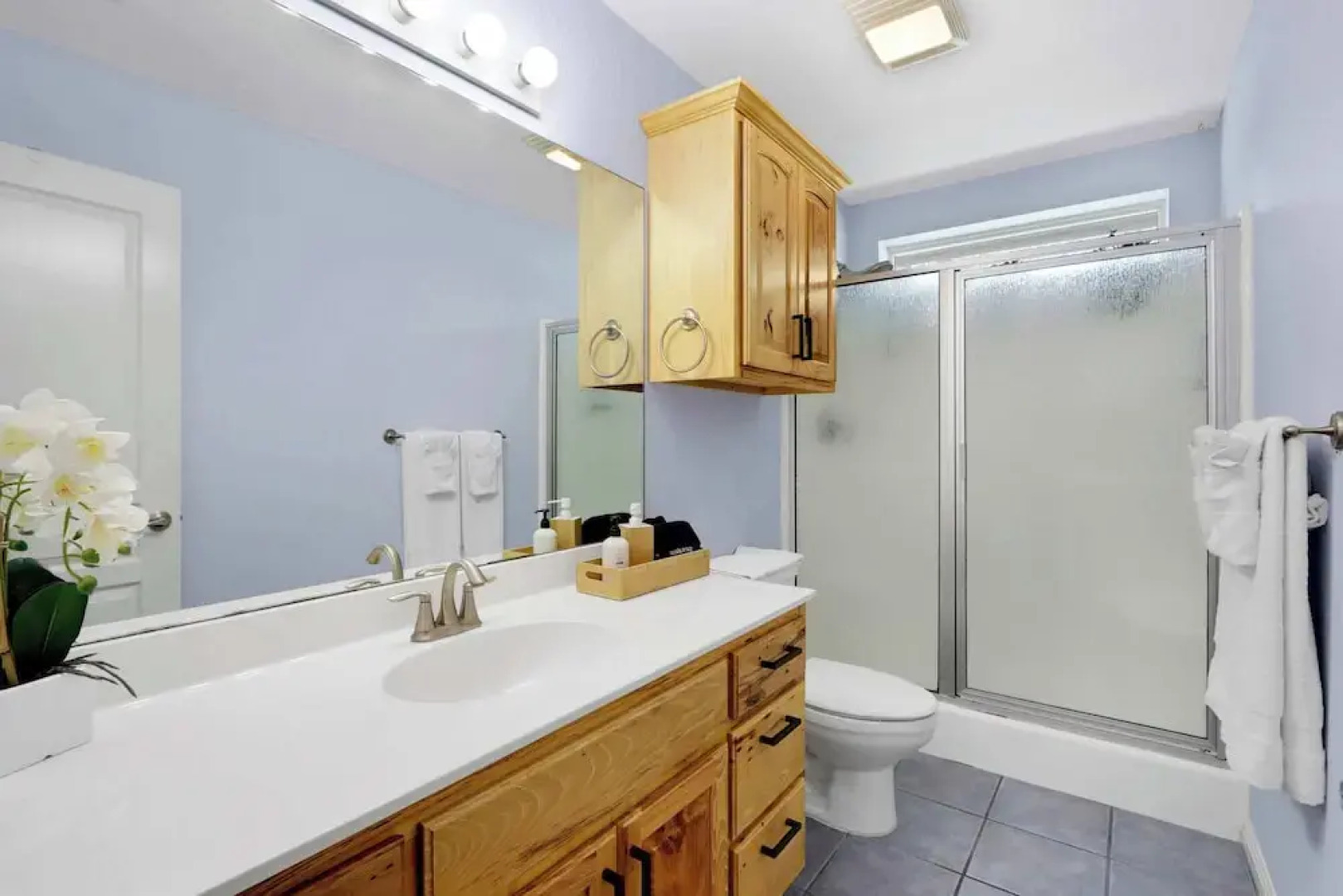 Amazing Lakefront Escape - A Stunner For Sleeps 14