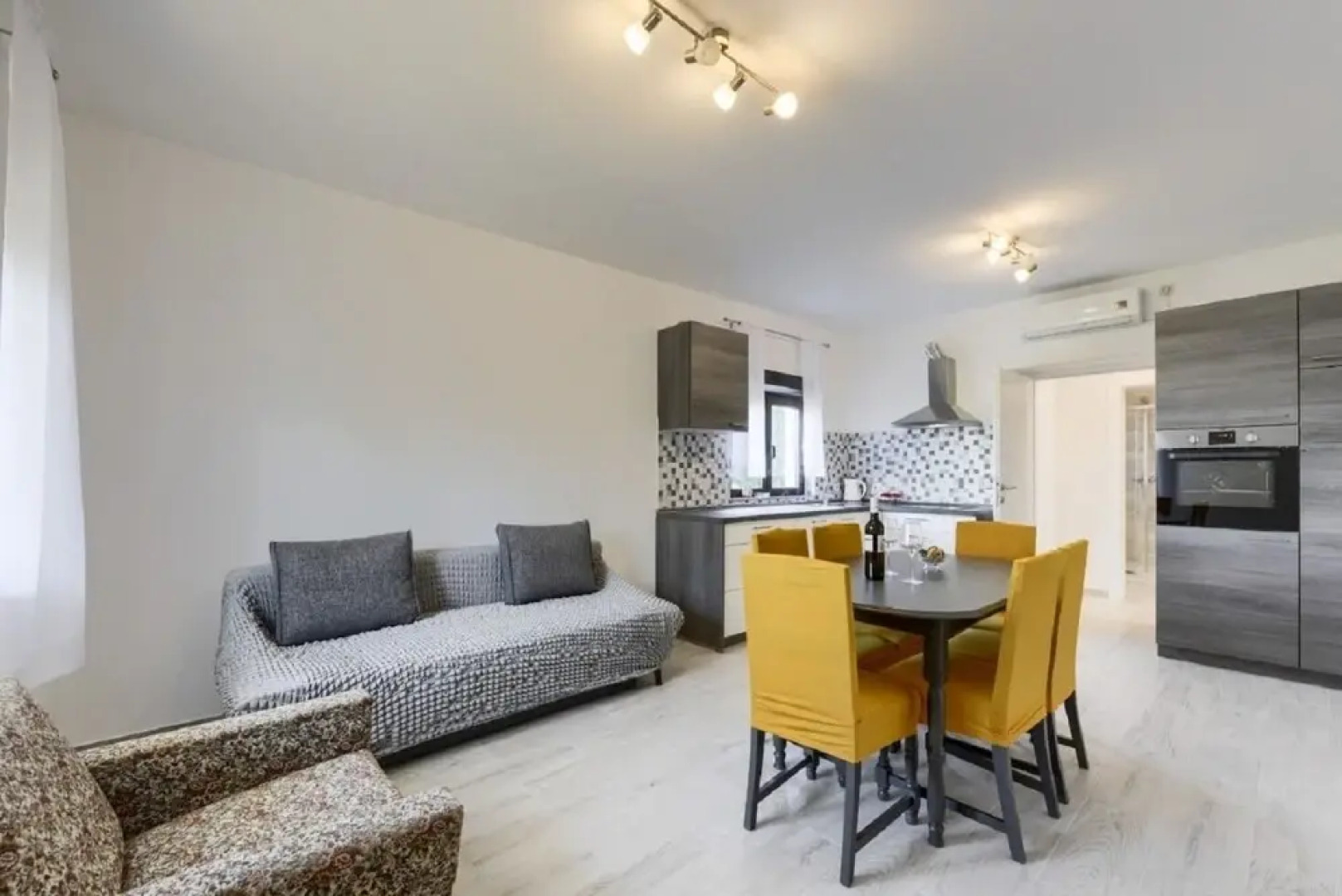 Edi - Amazing Location by the sea - A4