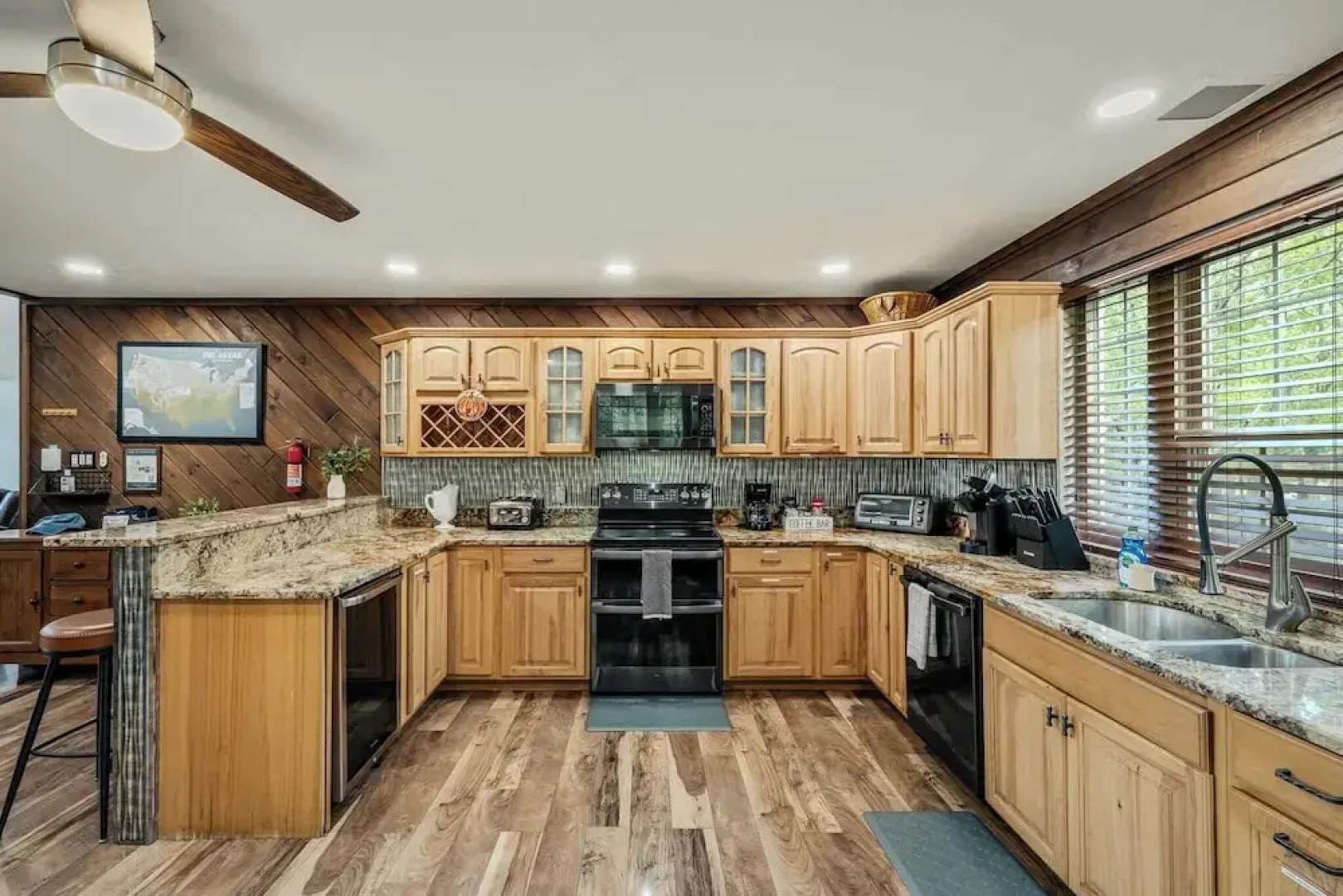 Sky View Chalet by Avantstay Stunning Interior, Spacious Deck, Hot Tub, & View