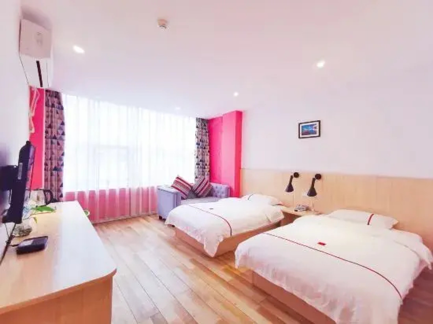 Huaying Qianli Express Hotel