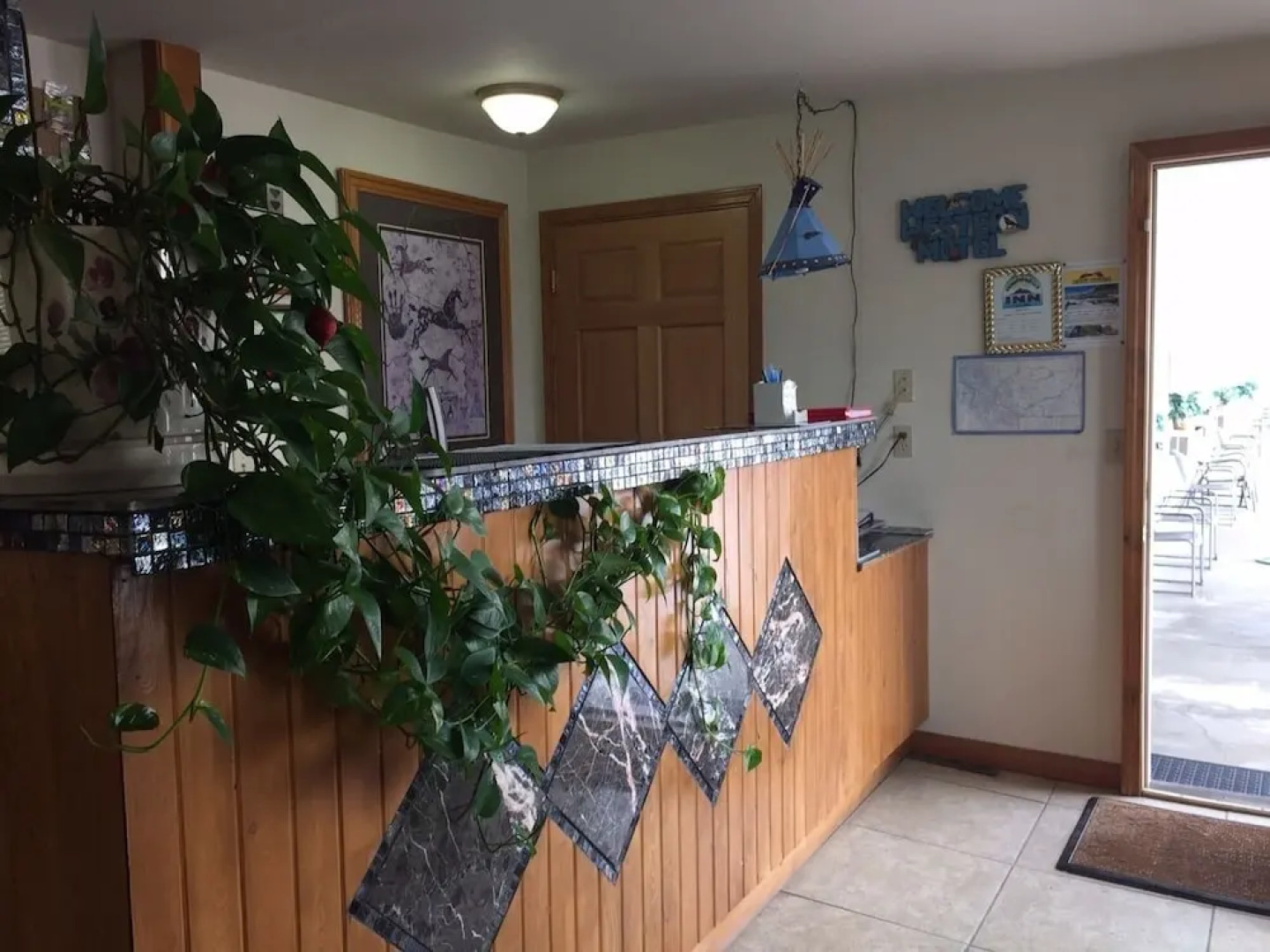 Going-To-The-Sun Inn & Suites