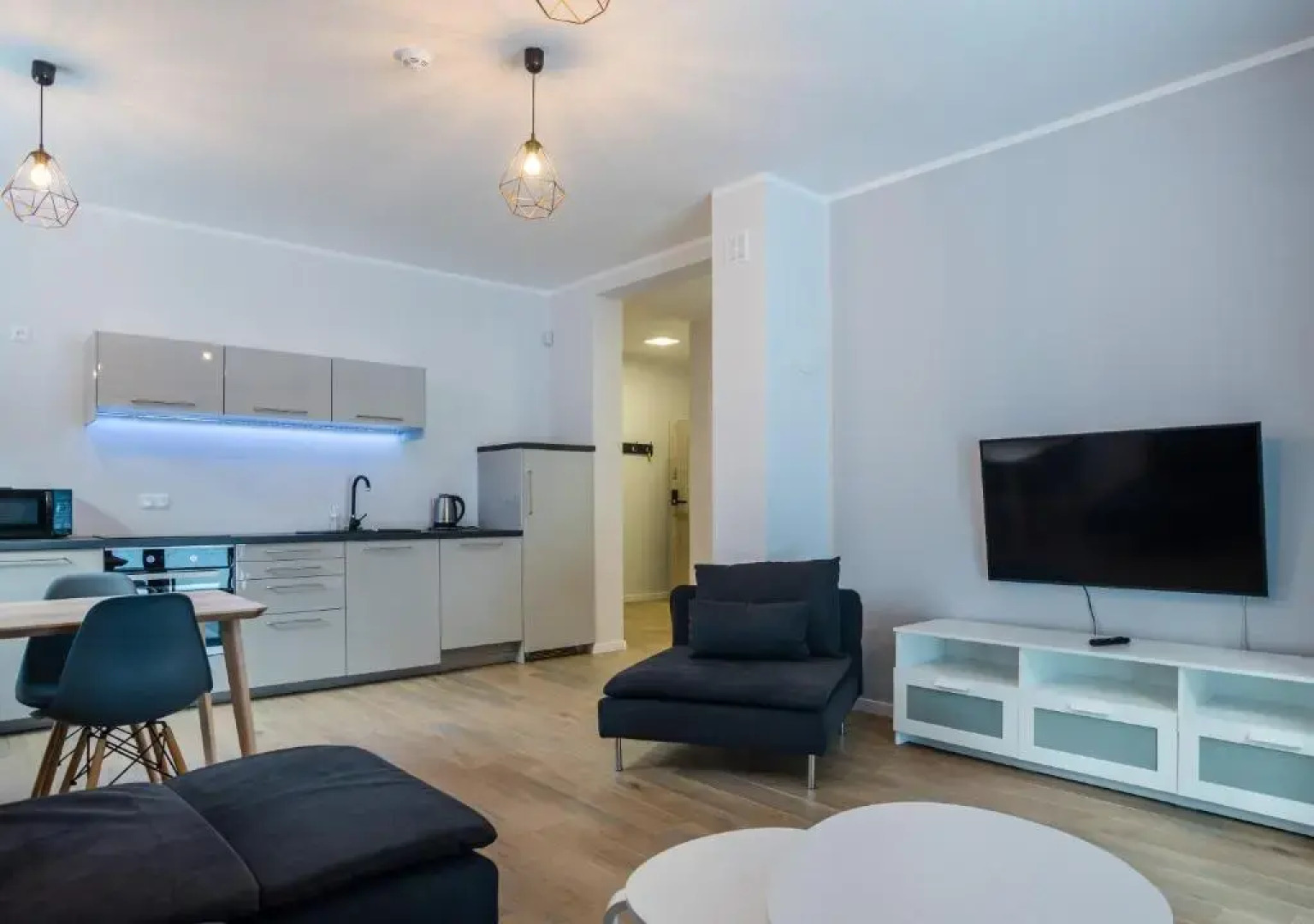 Aston -domek przy lesie, przestronny