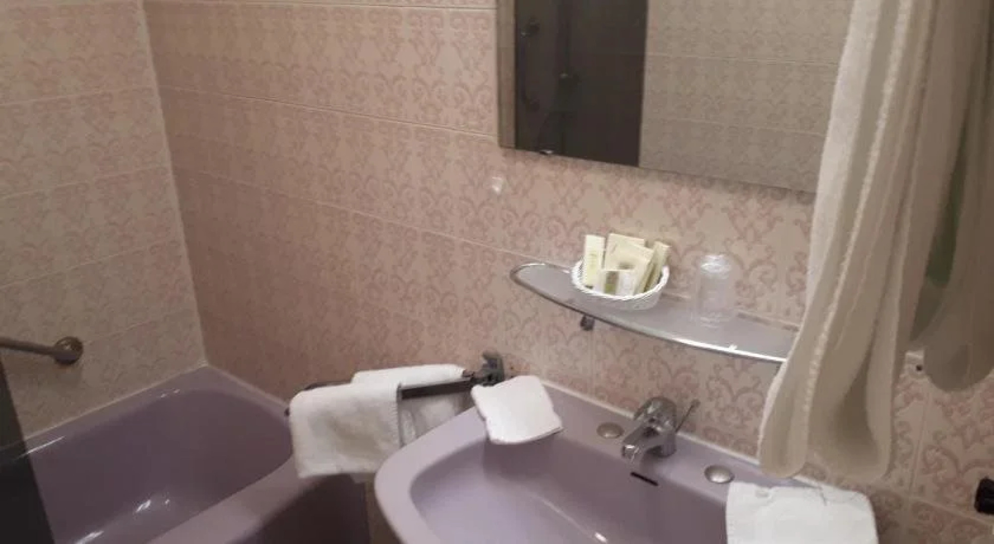 Logis Hostellerie de lAuberge de LÉtang Bleu