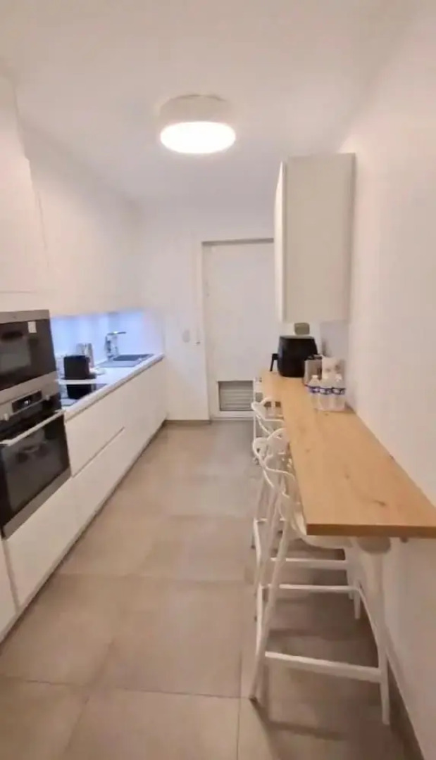 Bright 2 bedrooms flat w parking&balcont