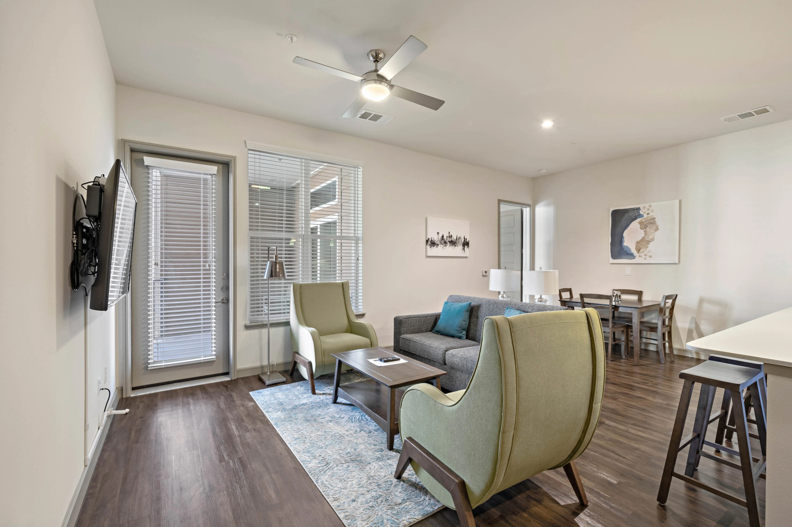 Spacious Apt With Amenities! Downtown Location!