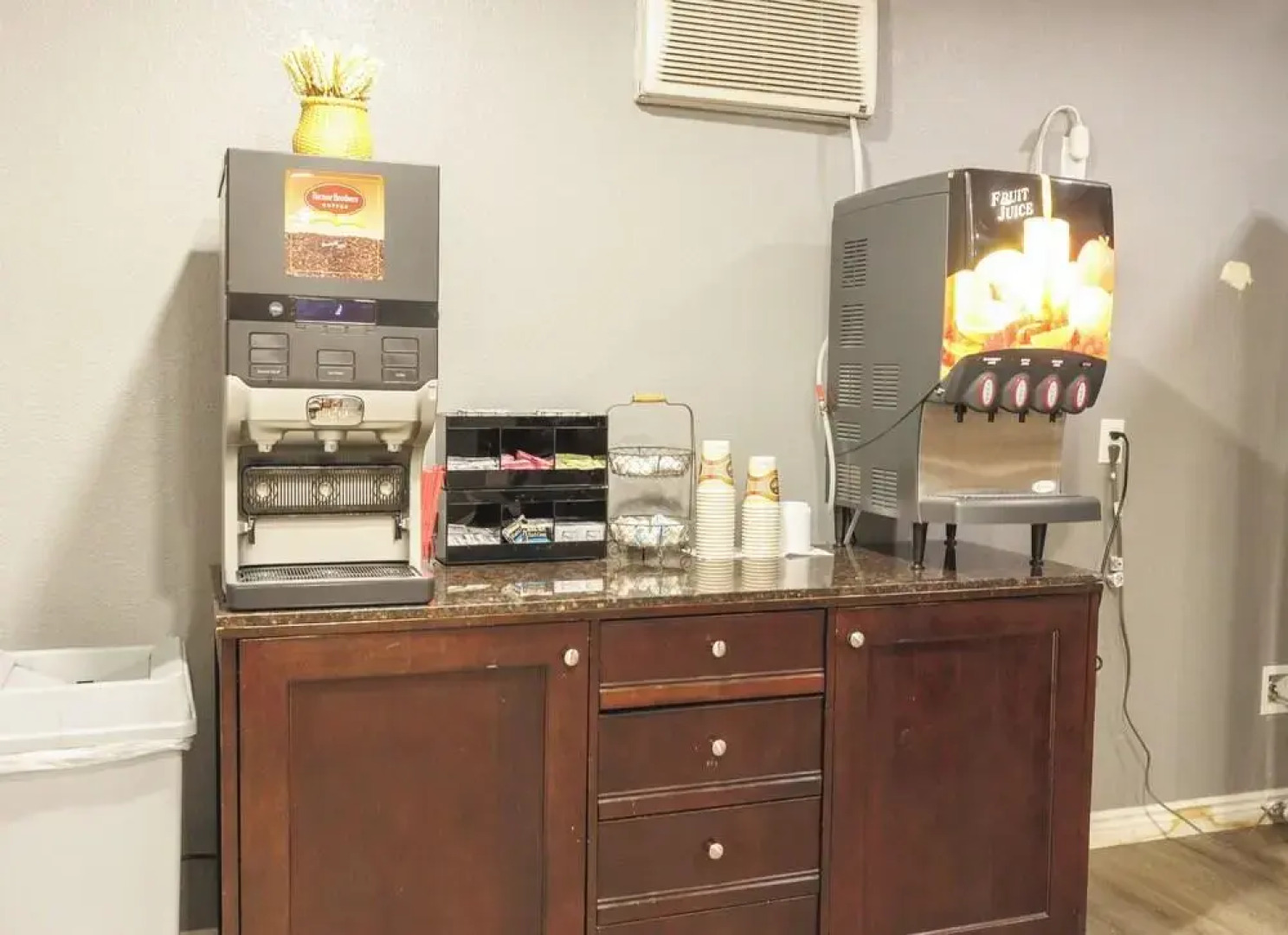 HomeTowne Studios by Red Roof Ridgecrest