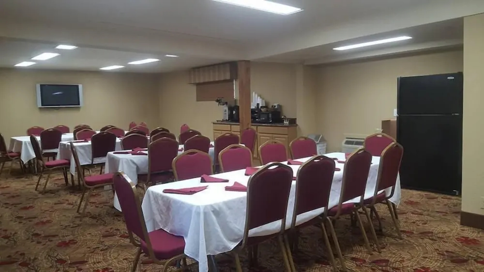 Sunday House Inn and Suites