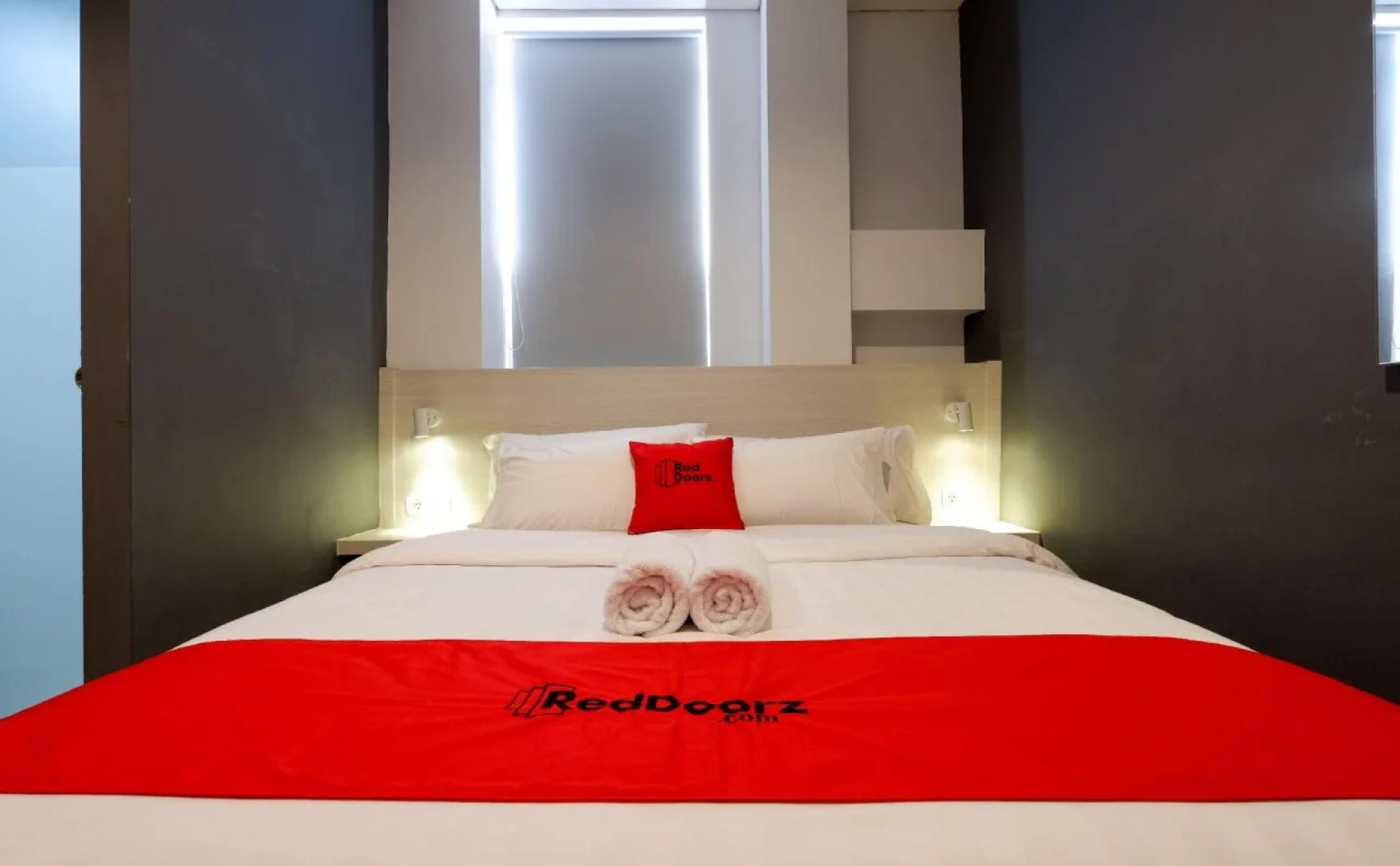 RedDoorz Plus near Ciputra Mall Simpang Lima