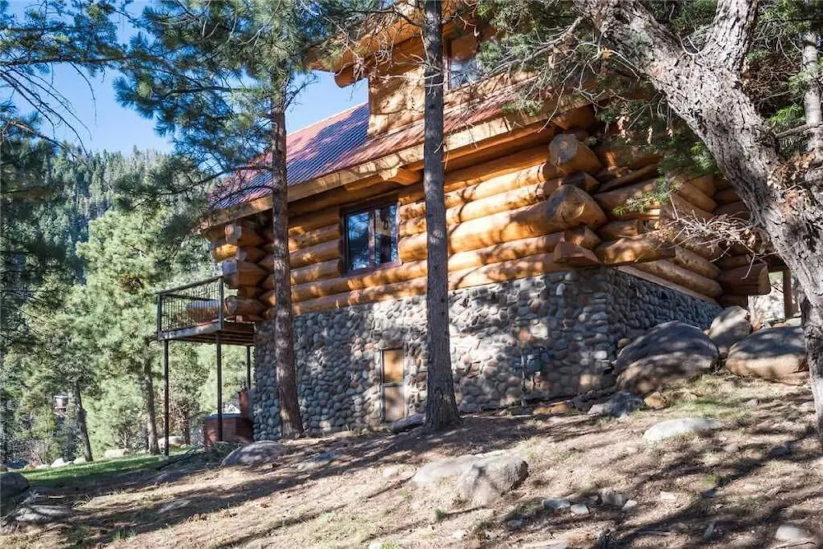 Bear Foot Lodge - Two Bedroom Cabin with Hot Tub