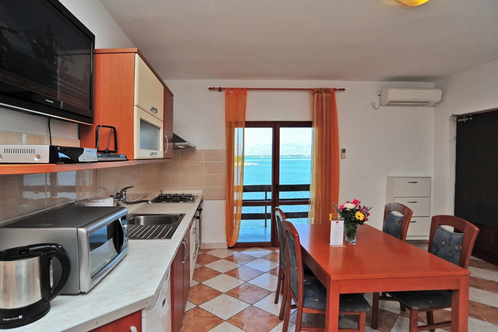 Apartment Ljilja - 10m from the sea with parking: A3 Nin, Zadar riviera