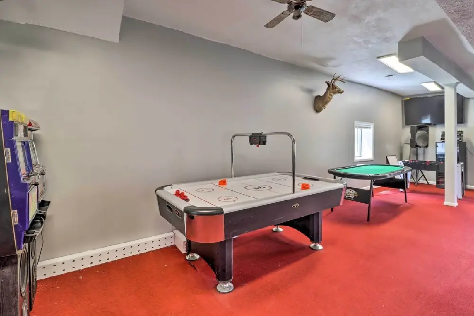 3 Mi to Lake: Spacious Tobyhanna Home & Guest Home