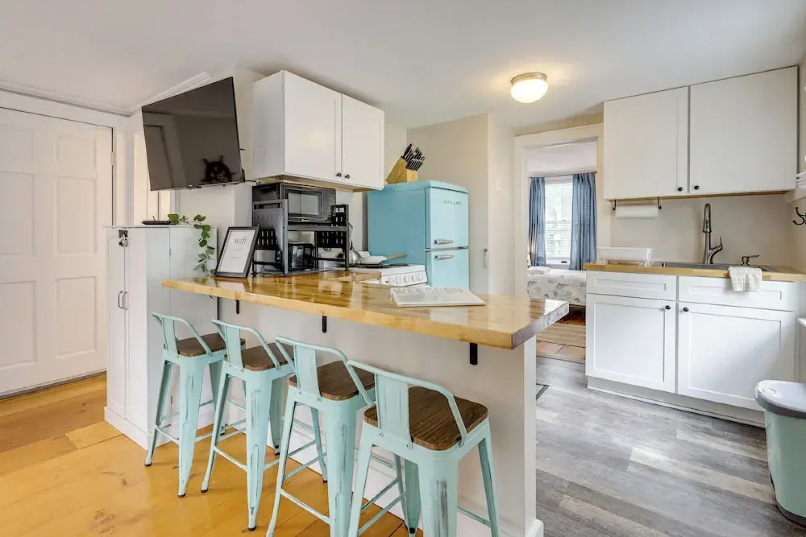 1 Mi to Ferry: 'sea Street Cottage' in Hyannis