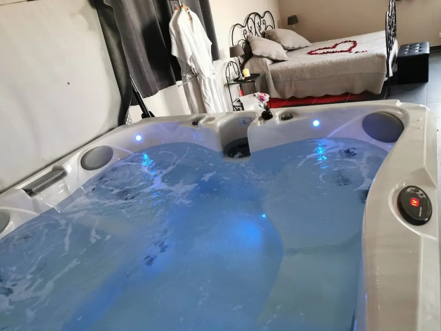 Au Plaisir Des Sens - Jacuzzi