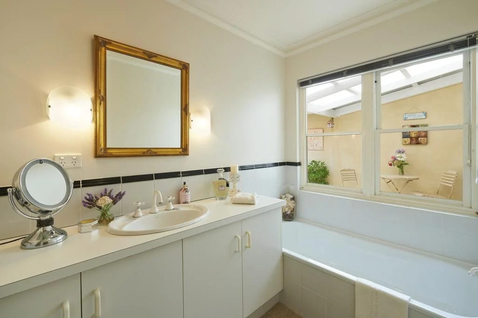 Karri House. Eat - Stay - Love