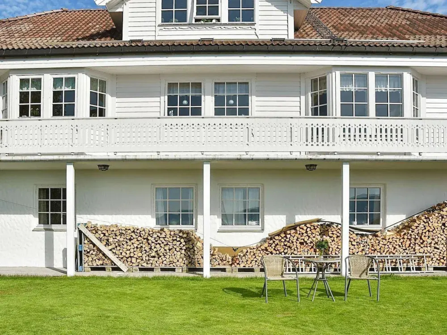 2 Person Holiday Home in Aheim