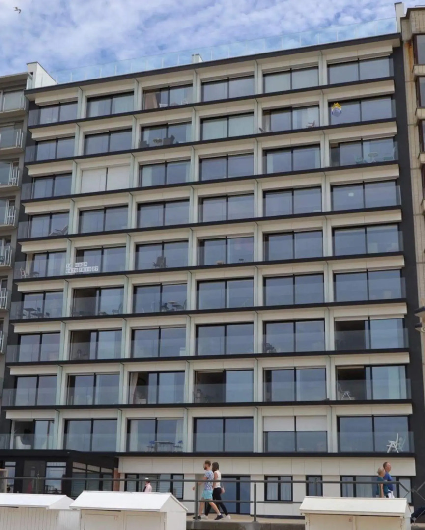 Studio 105 op zeedijk met frontaal zeezicht 1ste verdiep