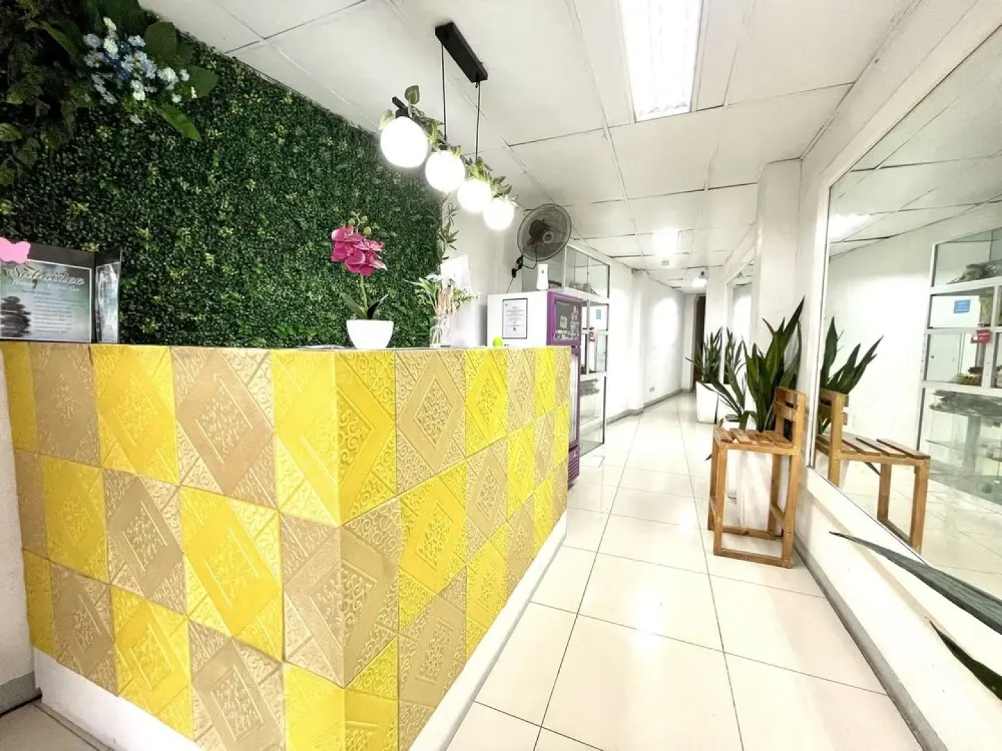 Super OYO 910 Sabaidee Suites