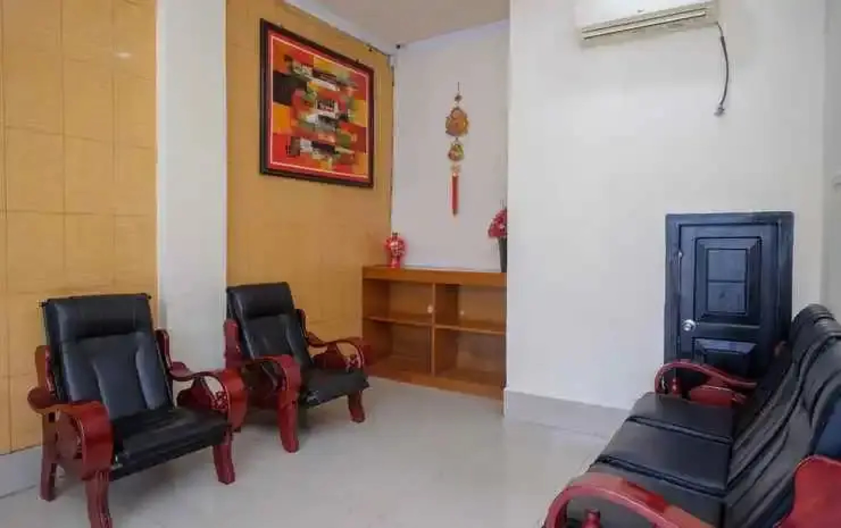 RedDoorz @ Hotel Rich Parepare near Pantai Mattirotasi