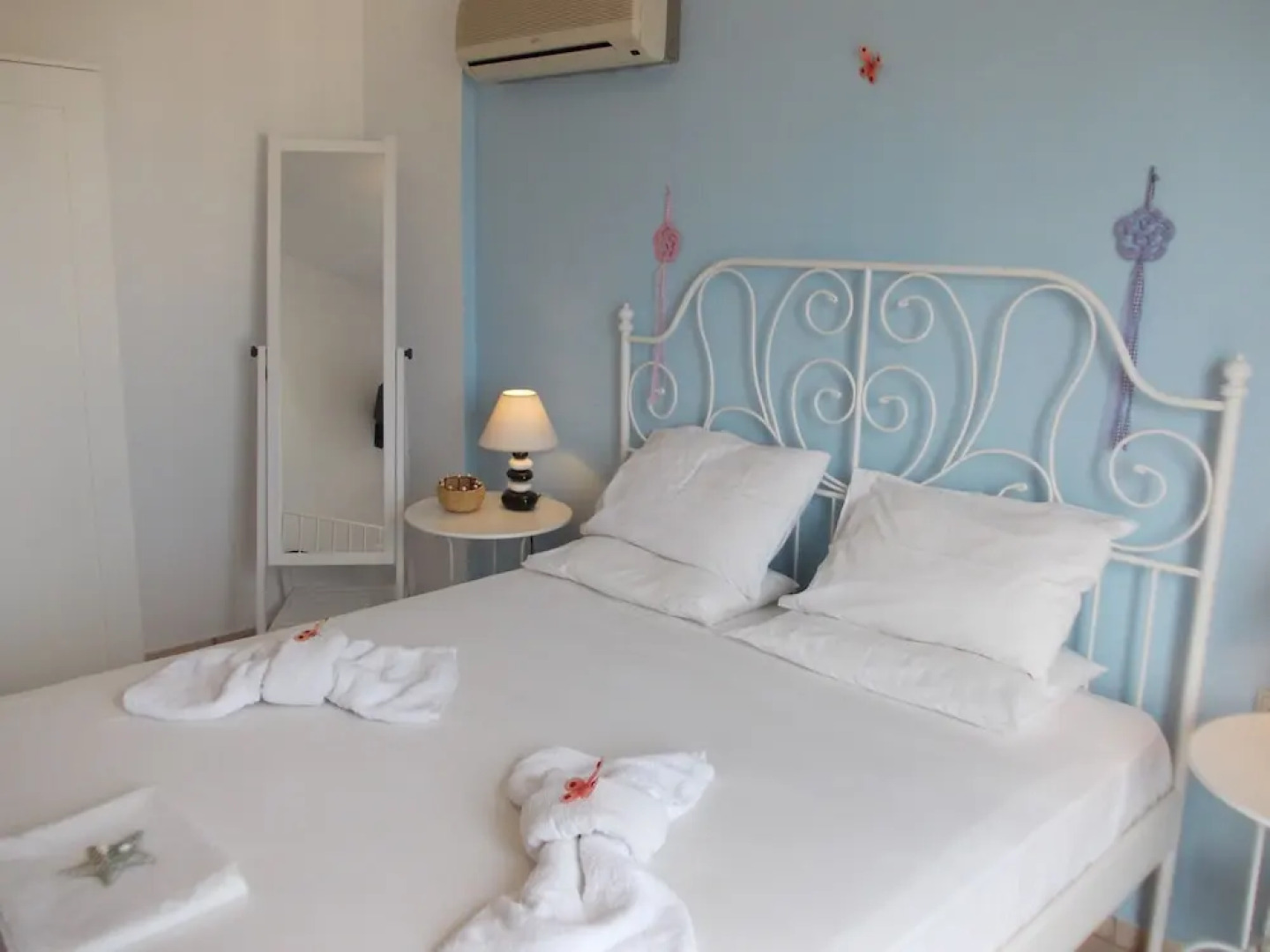 Manos Syros Rooms & Apartments