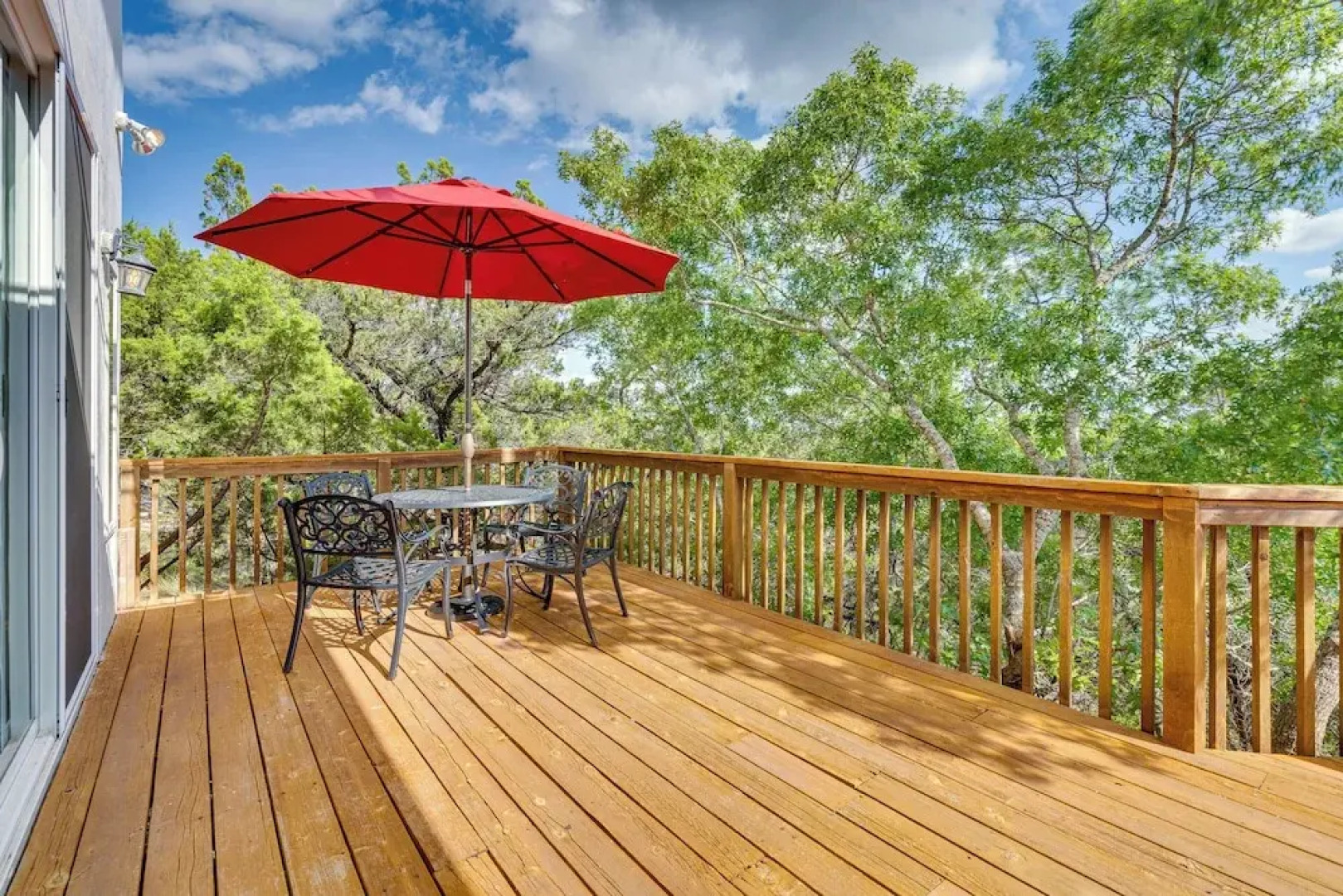 Jonestown Retreat w/ Deck: 6 Mi to Lake Travis!