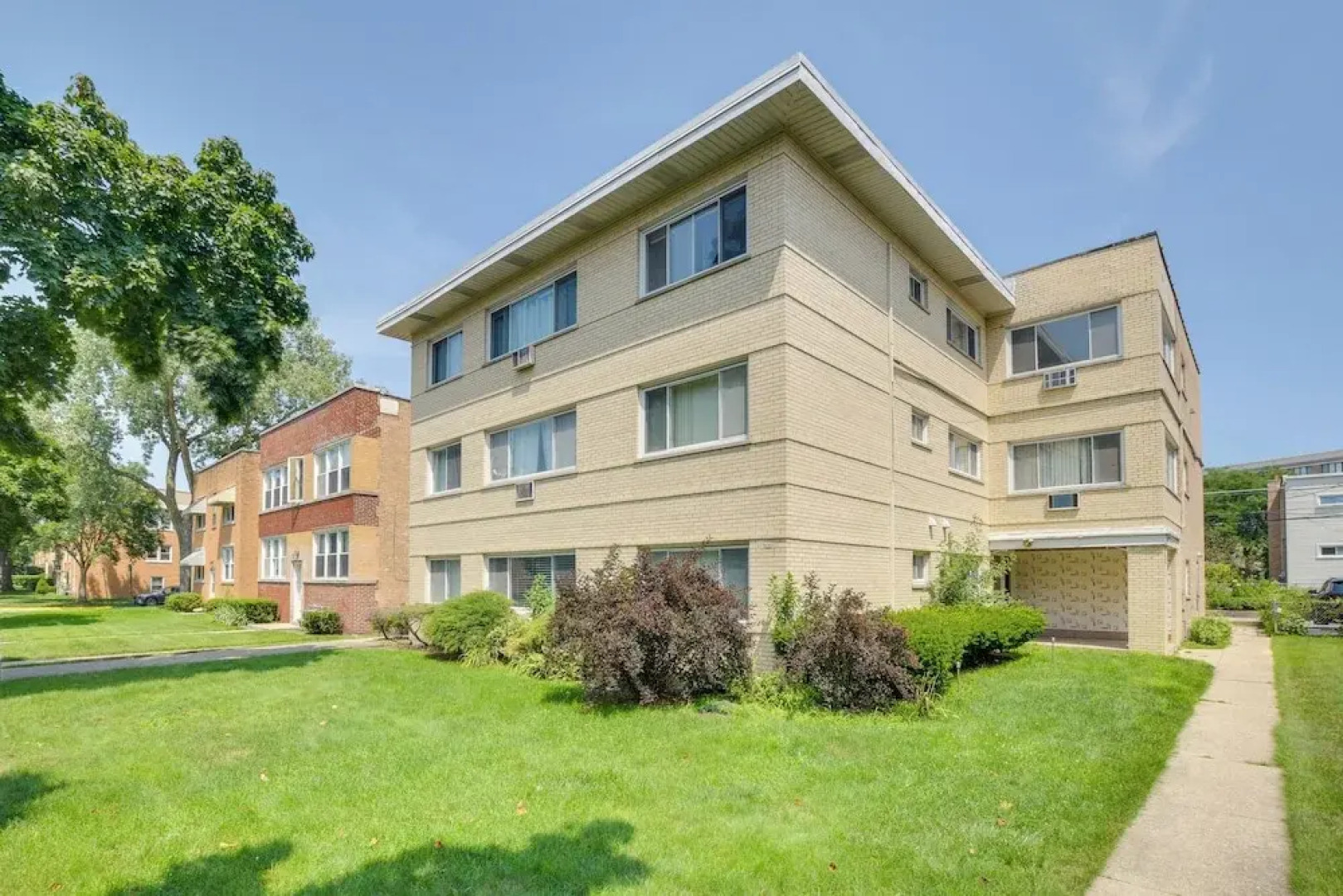Walk to Train: Convenient Skokie Condo!