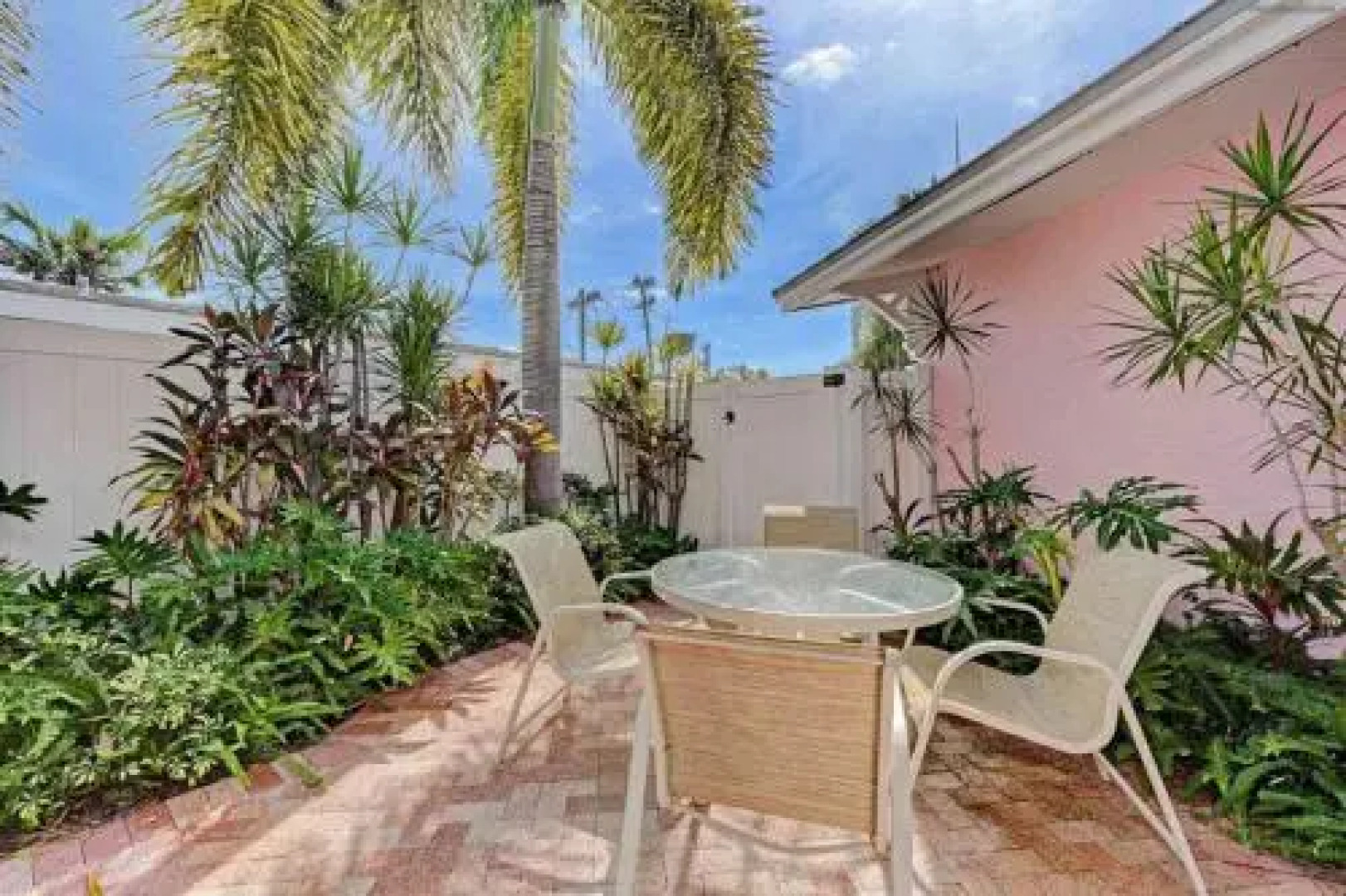 Palm Isle 3201 by RedAwning