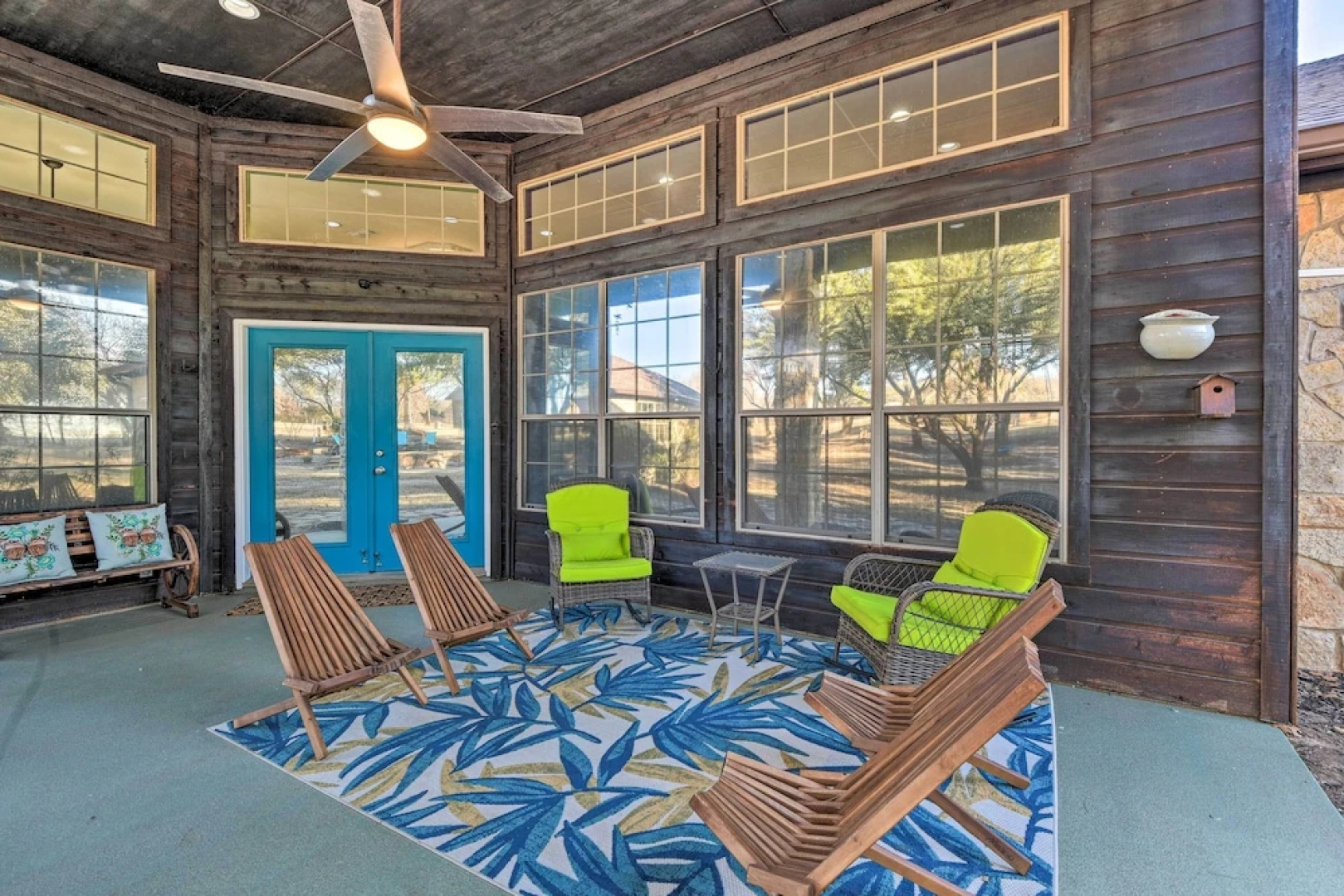 Private Pool: Spacious & Vibrant Argyle Villa!