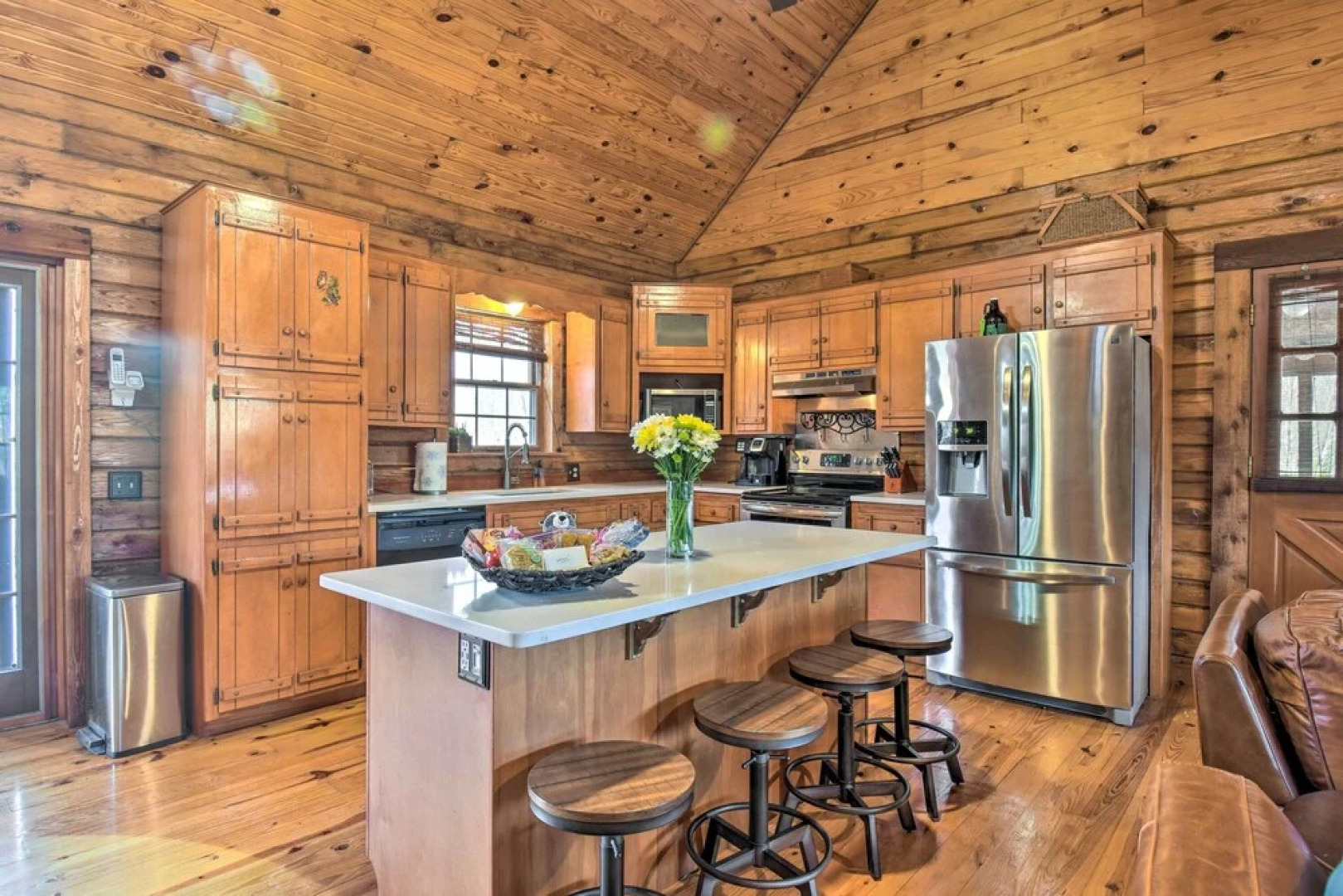 Luxury Pearcy Cabin w/ 5 Private Acres + Hot Tub!