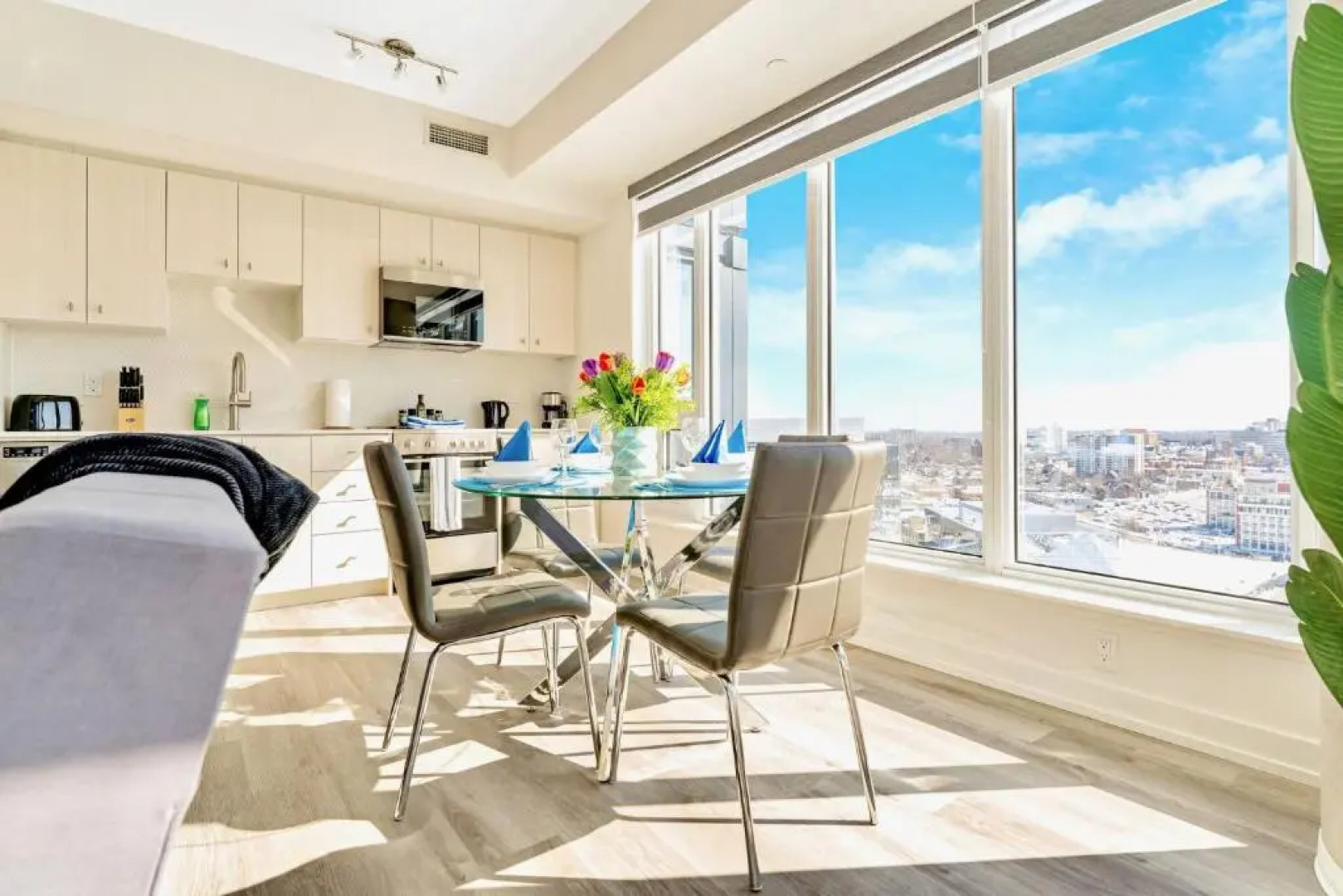 Luxury 1BR Condo - Private Balcony City Views