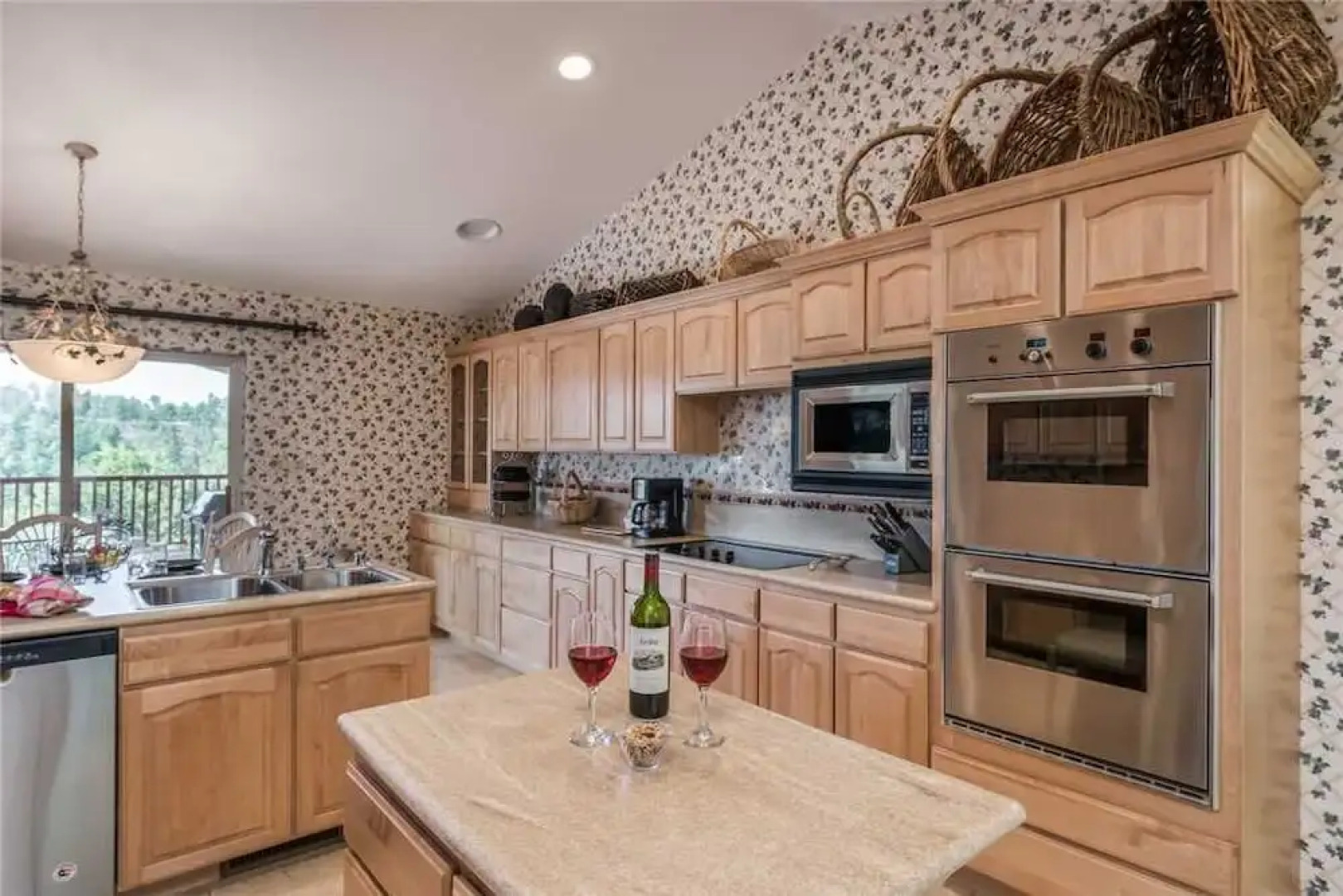 Partridge Home - Six Bedroom Cabin with Hot Tub