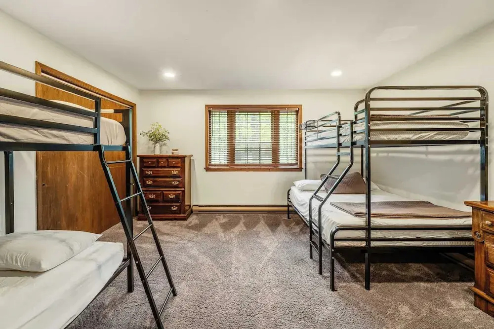 Sky View Chalet by Avantstay Stunning Interior, Spacious Deck, Hot Tub, & View