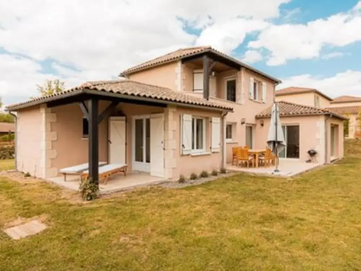 Spacious and Modern Villa With Large Garden and BBQ Area