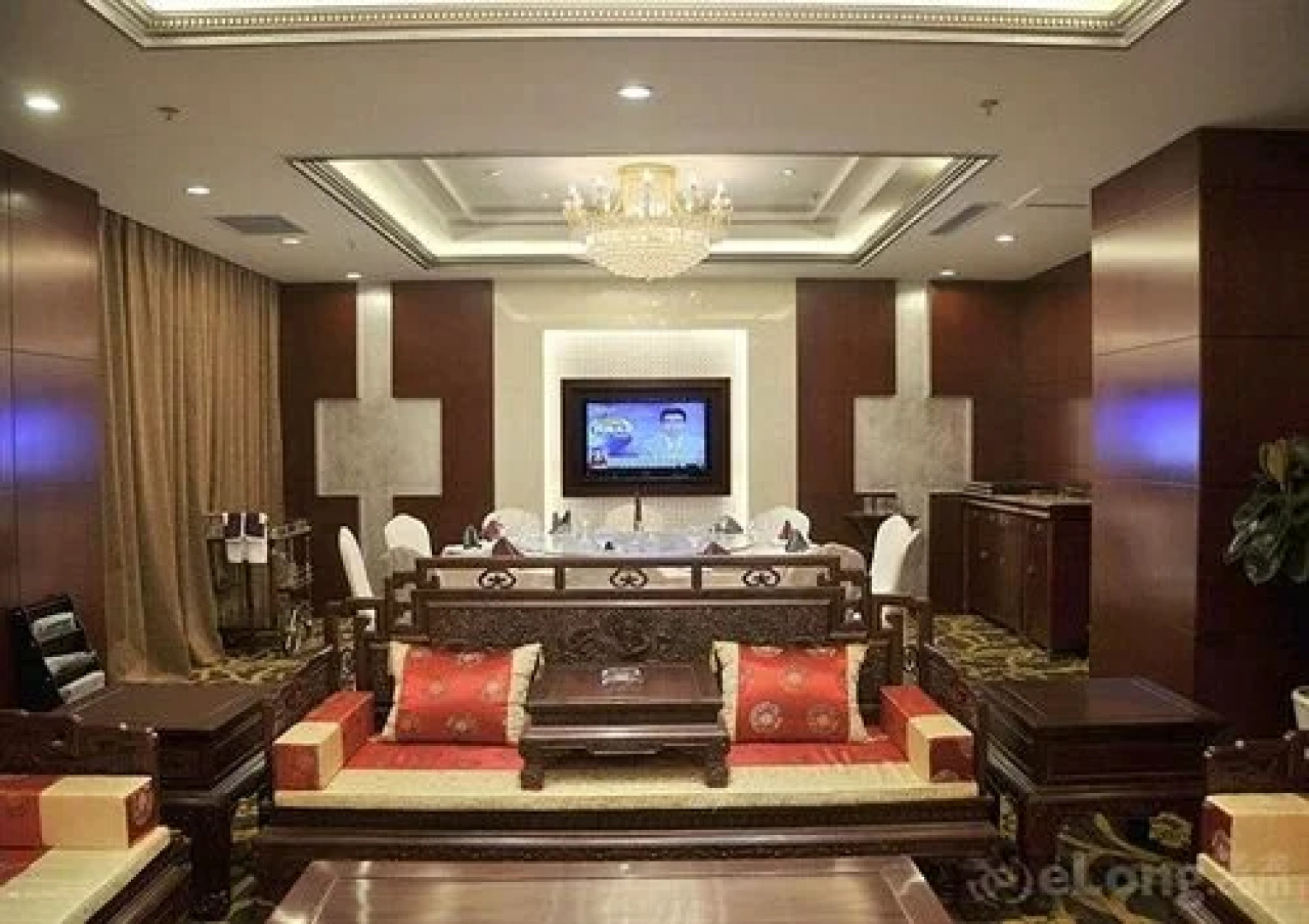 Long Fei Sheng Shi International Hotel