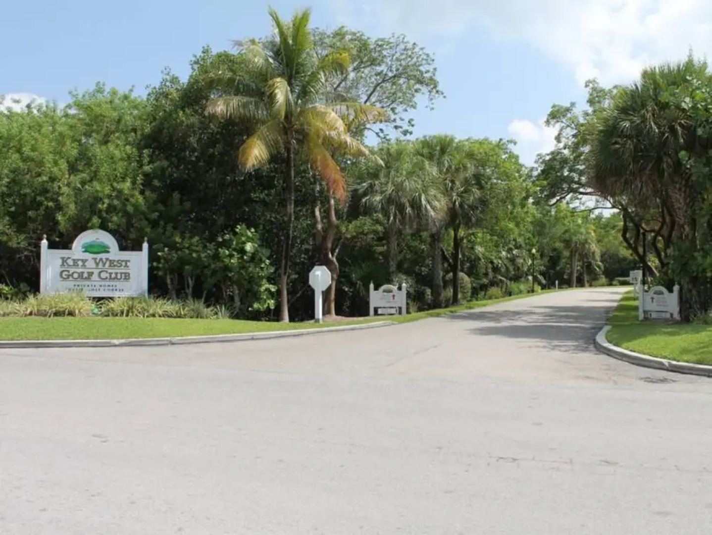 Cottage by the Pool by Avantstay w/ Balcony, BBQ & Shared Pool! Month Long Stays Only