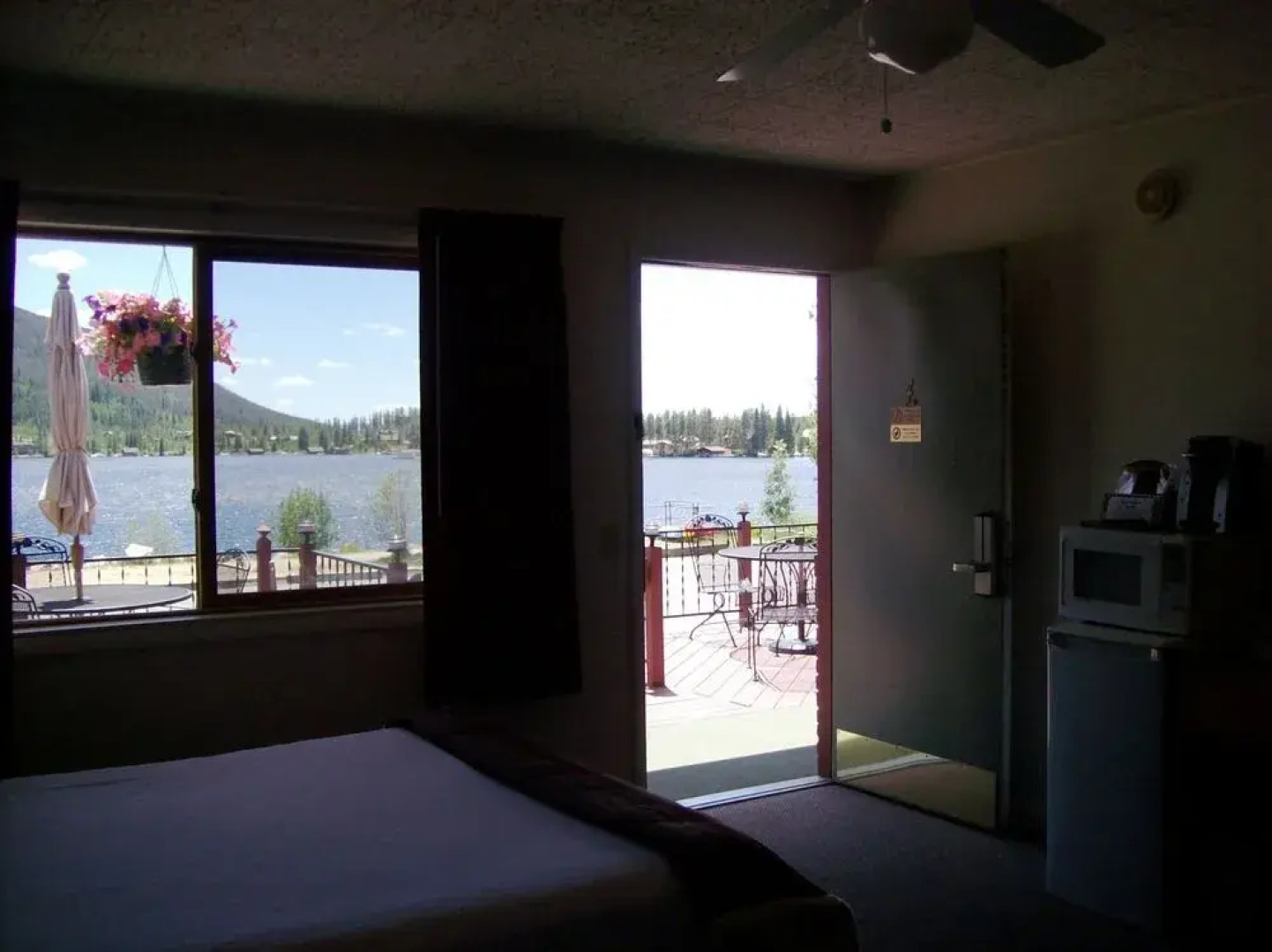Western Riviera Lakeside Lodging