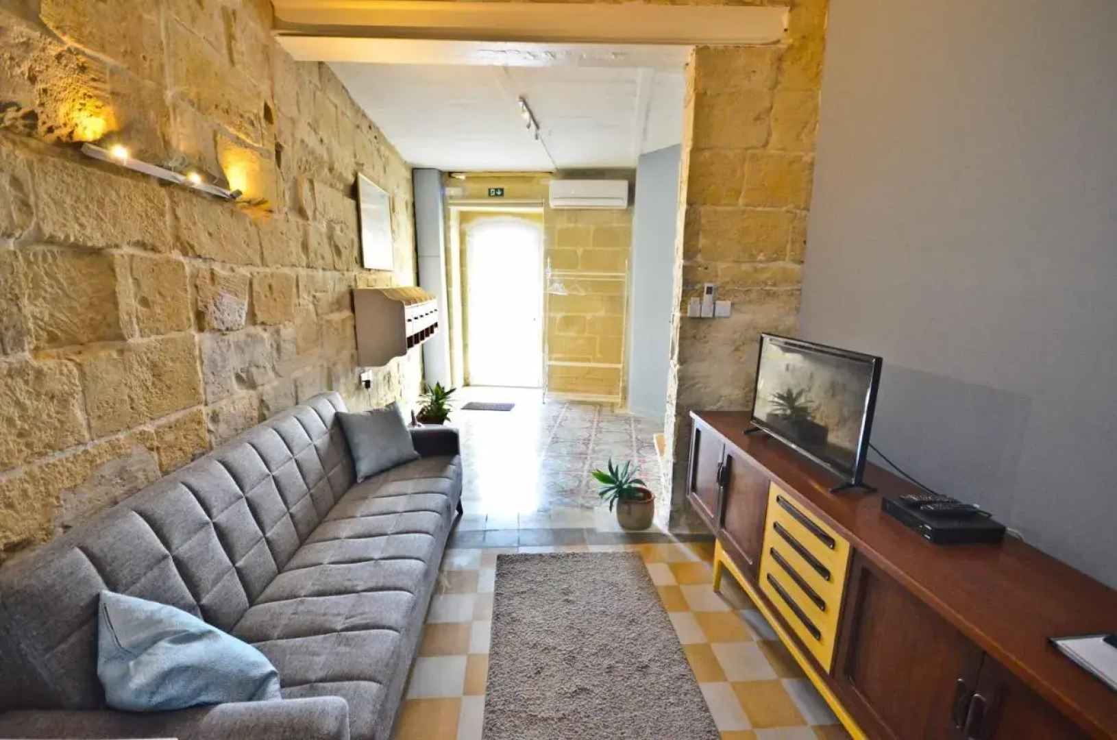 Eight Point Living 6B