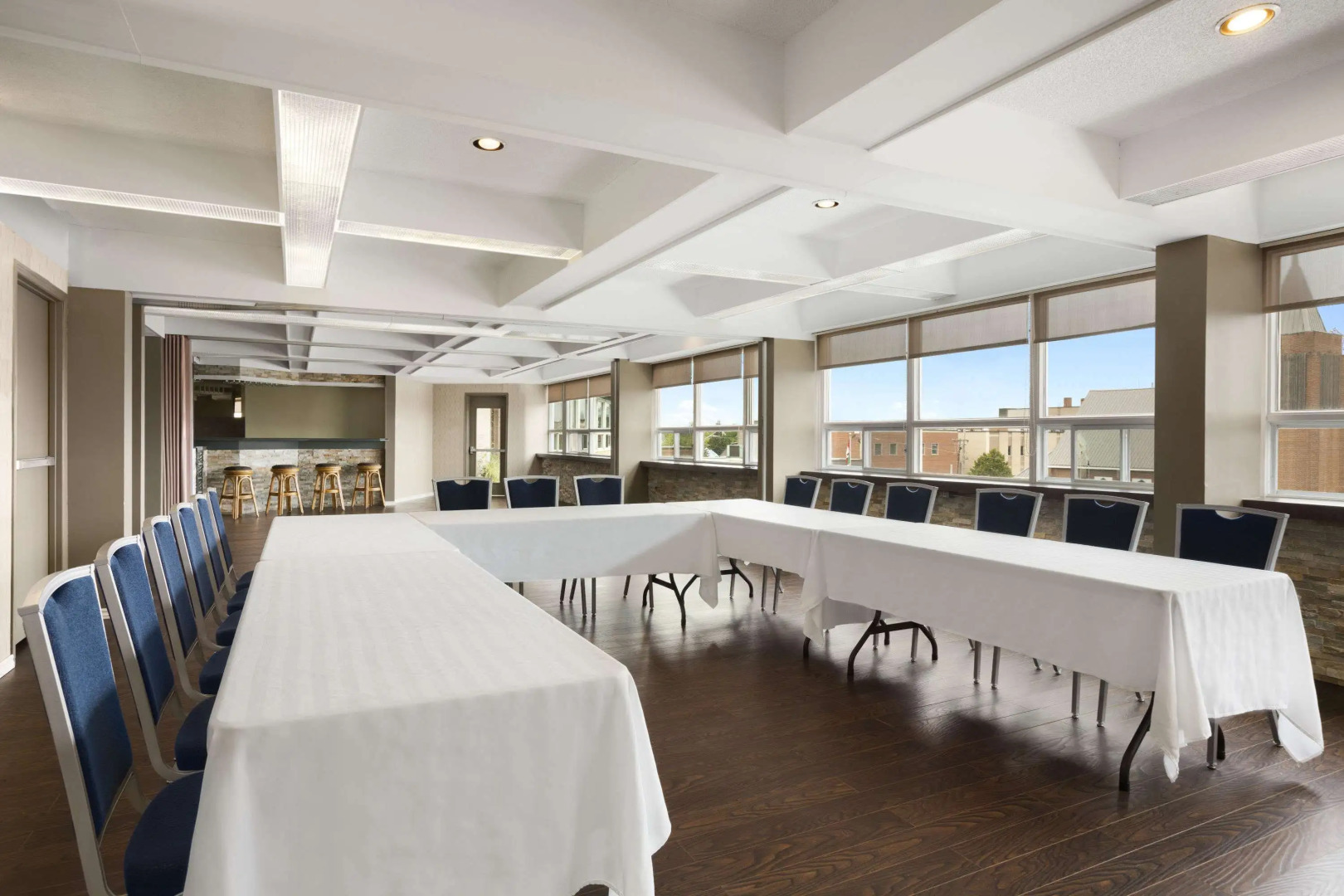 Days Inn & Suites by Wyndham North Bay Downtown