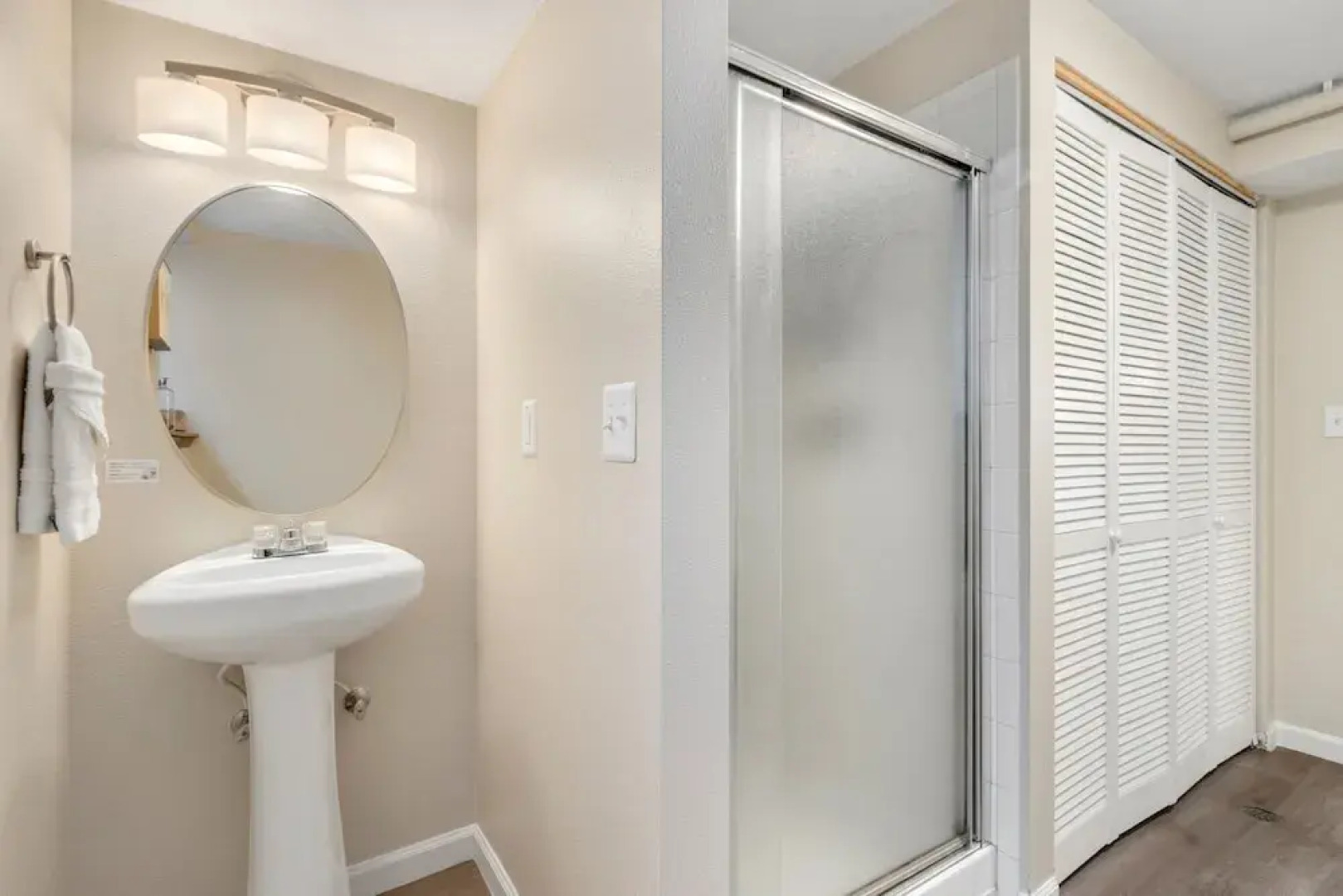 Downtown Windsor Home With Hot Tub & Pool Table